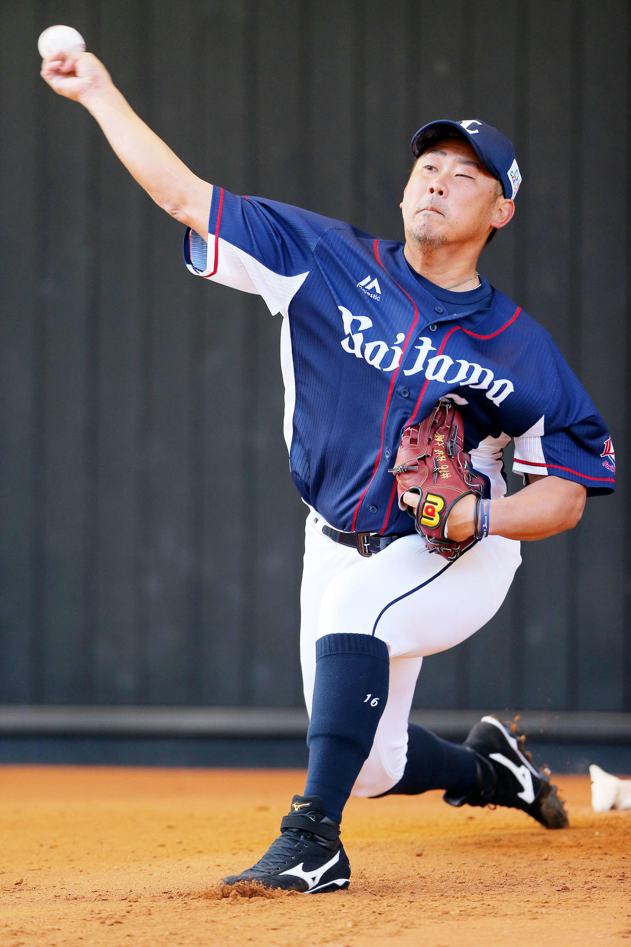 ブルペンで投げ込む西武松坂（撮影・河田真司）