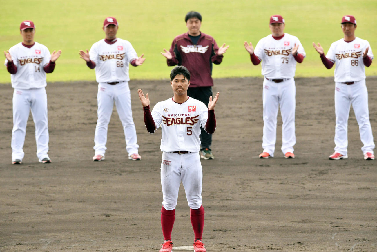 久米島キャンプを打ち上げ一本締めするキャプテンの楽天茂木（手前）（撮影・滝沢徹郎）