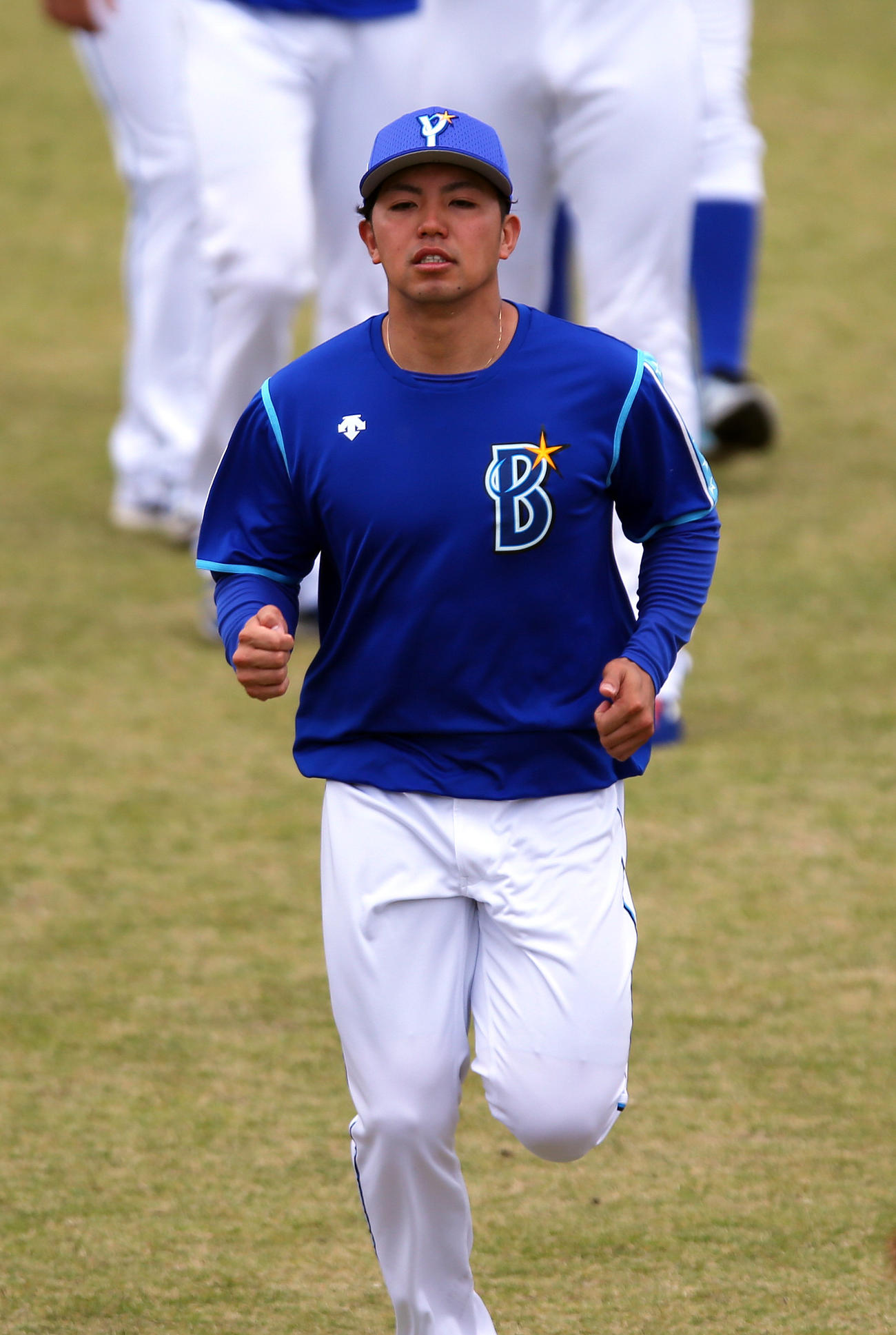 5日、ウオーミングアップするDeNA東（撮影・大野祥一）