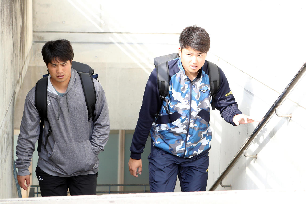 別メニュー調整し、早めに引き揚げる村上（右）。左は奥村（撮影・狩俣裕三）