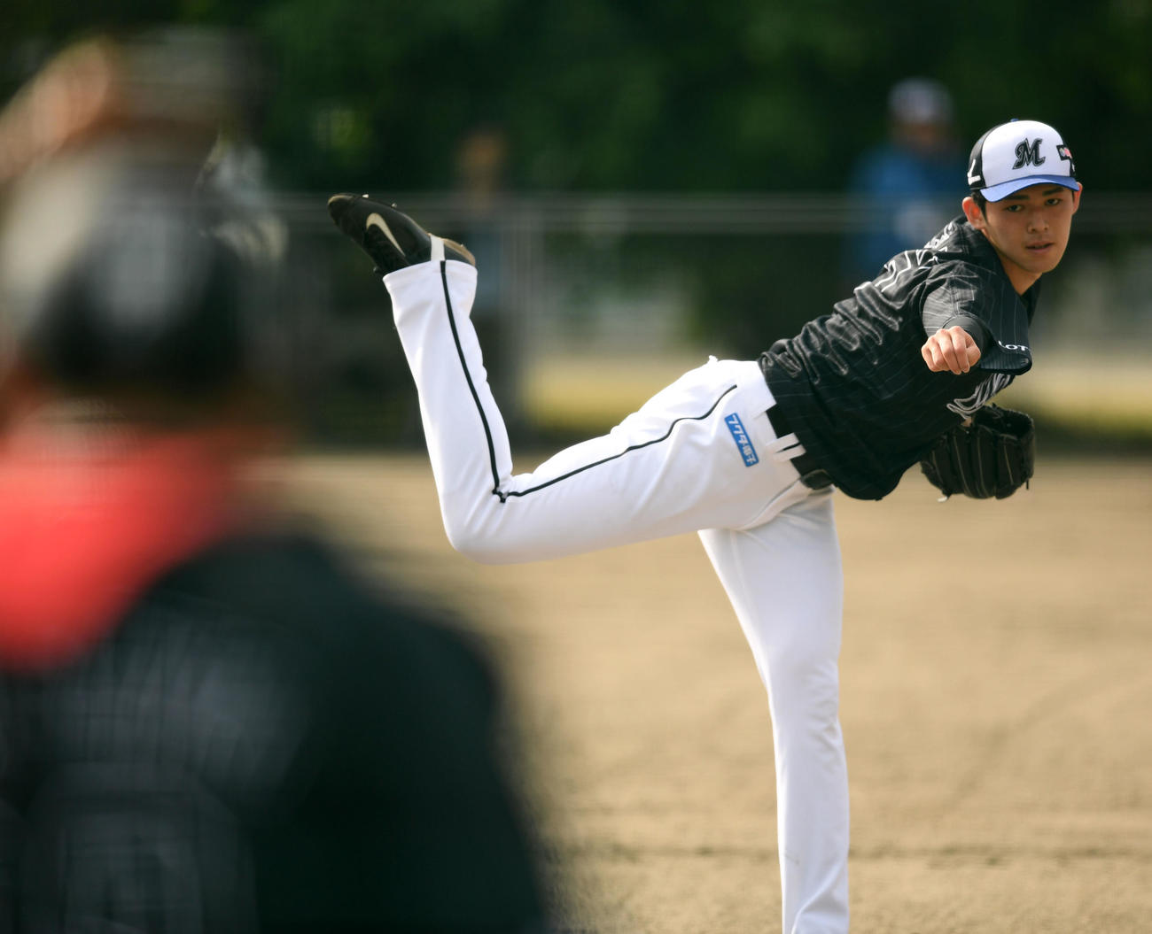 ブルペン捕手相手に18．44mの距離でキャッチボールするロッテ佐々木朗（撮影・横山健太）