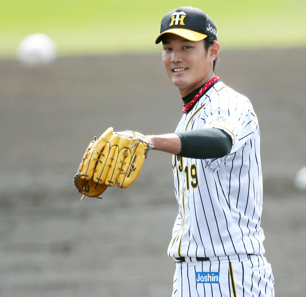 阪神対日本ハム　好投する藤浪はマウンドで余裕の表情を浮かべる（撮影・上山淳一）