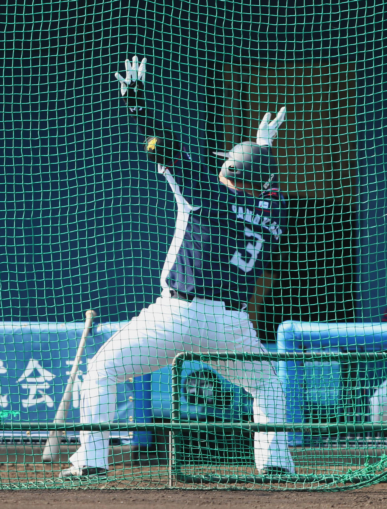 西武山川はシート打撃で本塁打を放ち「どすこいポーズ」（撮影・足立雅史）