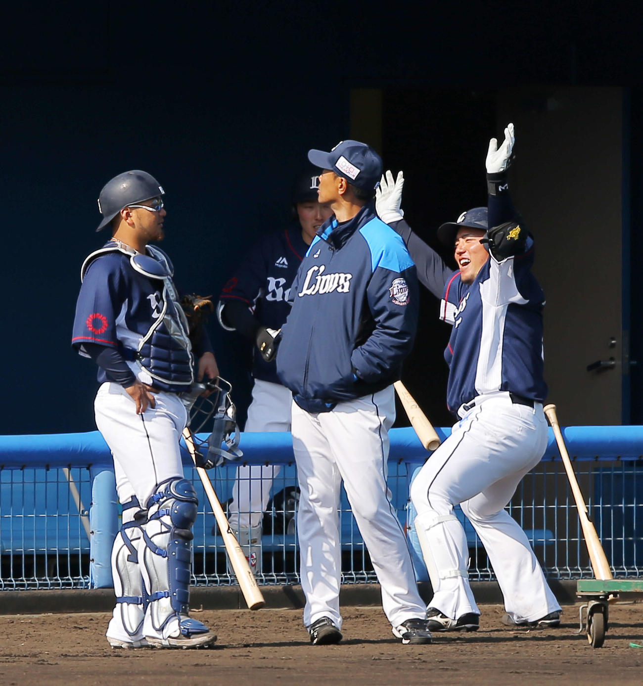 シート打撃で右越え本塁打を放ち生還した西武山川（右）は2020年初どすこいポーズを決める。左は森（撮影・河田真司）