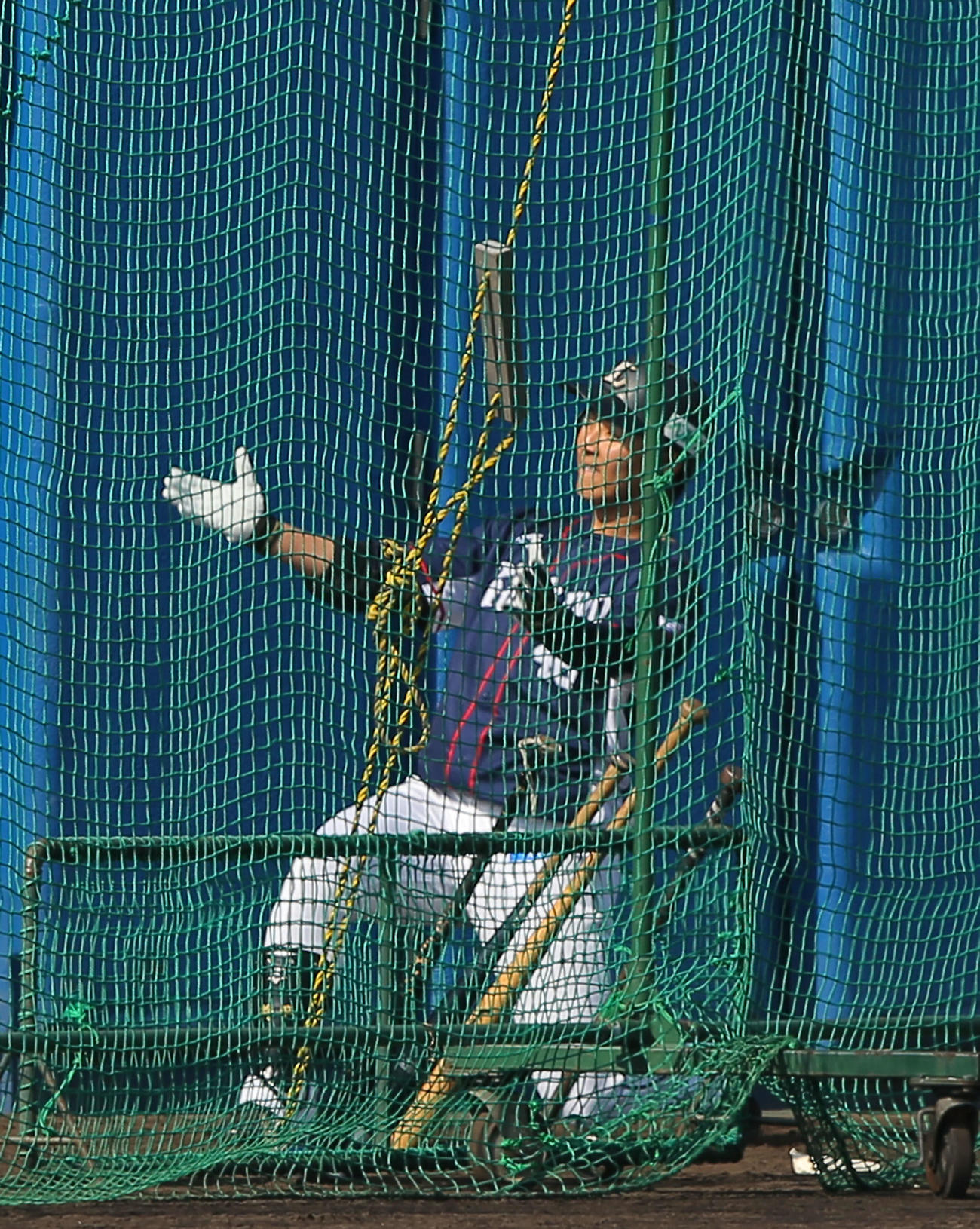 シート打撃で本塁打を放ちどすこいポーズを決める西武鈴木（撮影・河田真司）