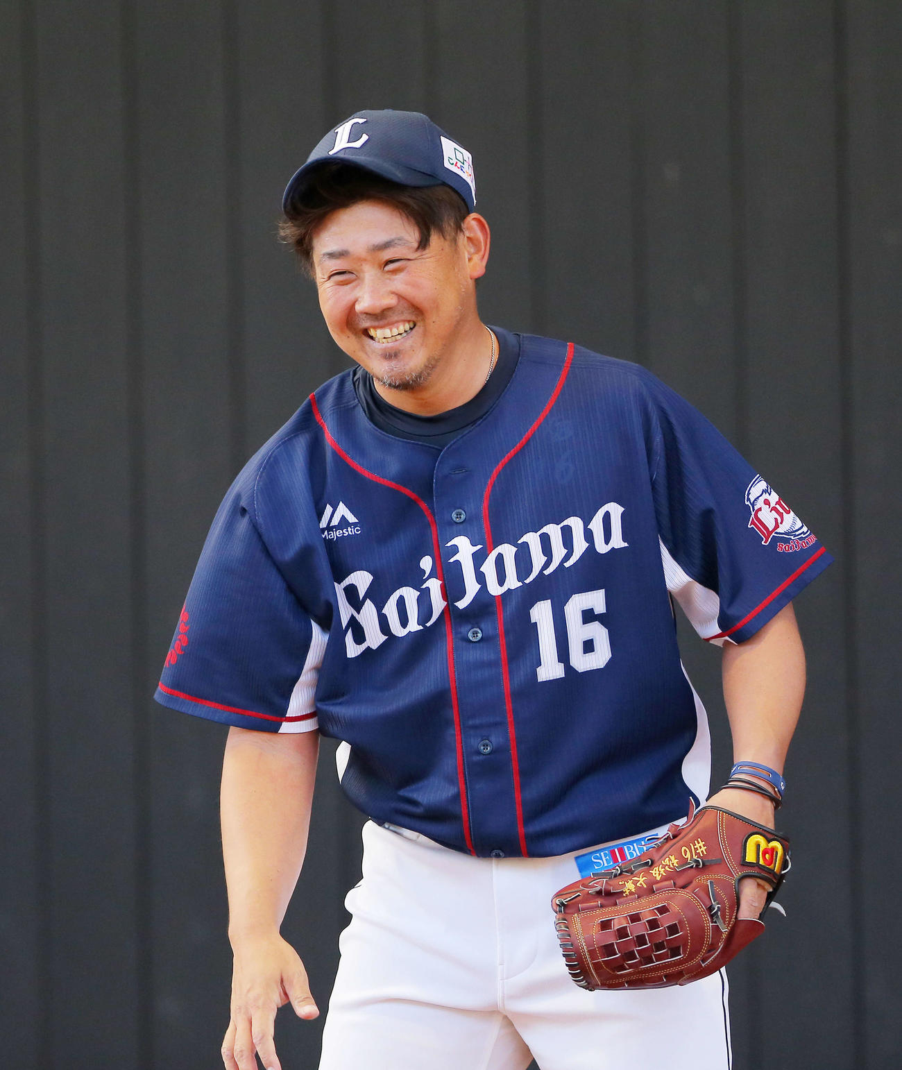 ブルペン投球を終えた西武松坂は観客の拍手に笑顔を見せる（撮影・河田真司）
