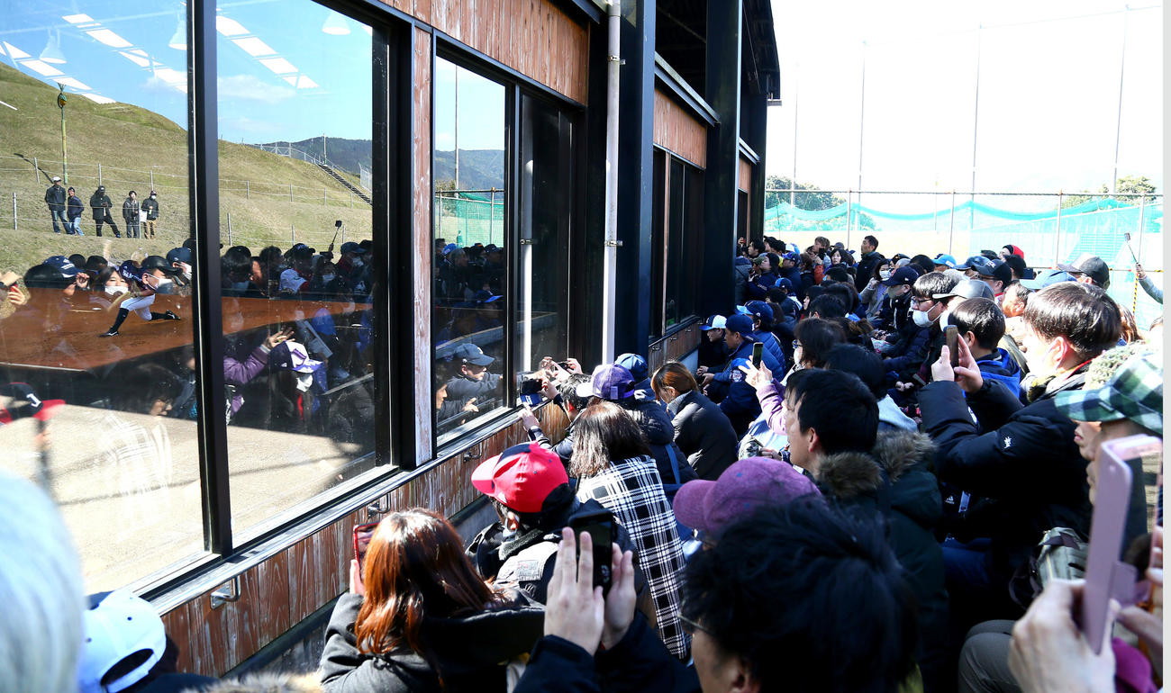 西武松坂のブルペン投球を窓越しに見つめる多くのファン（撮影・足立雅史）