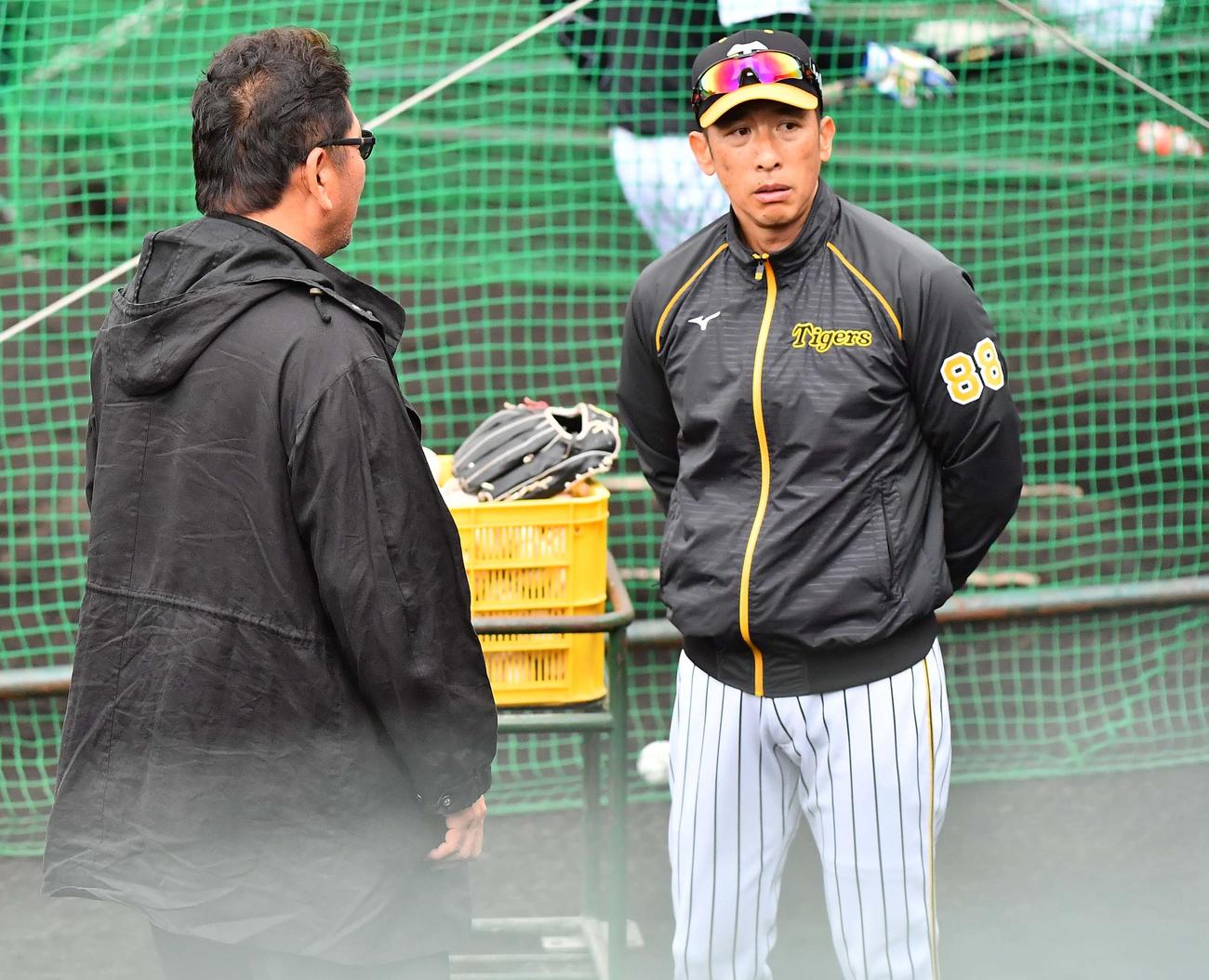 佐々木主氏（左）と話す矢野燿大監督（撮影・上田博志）