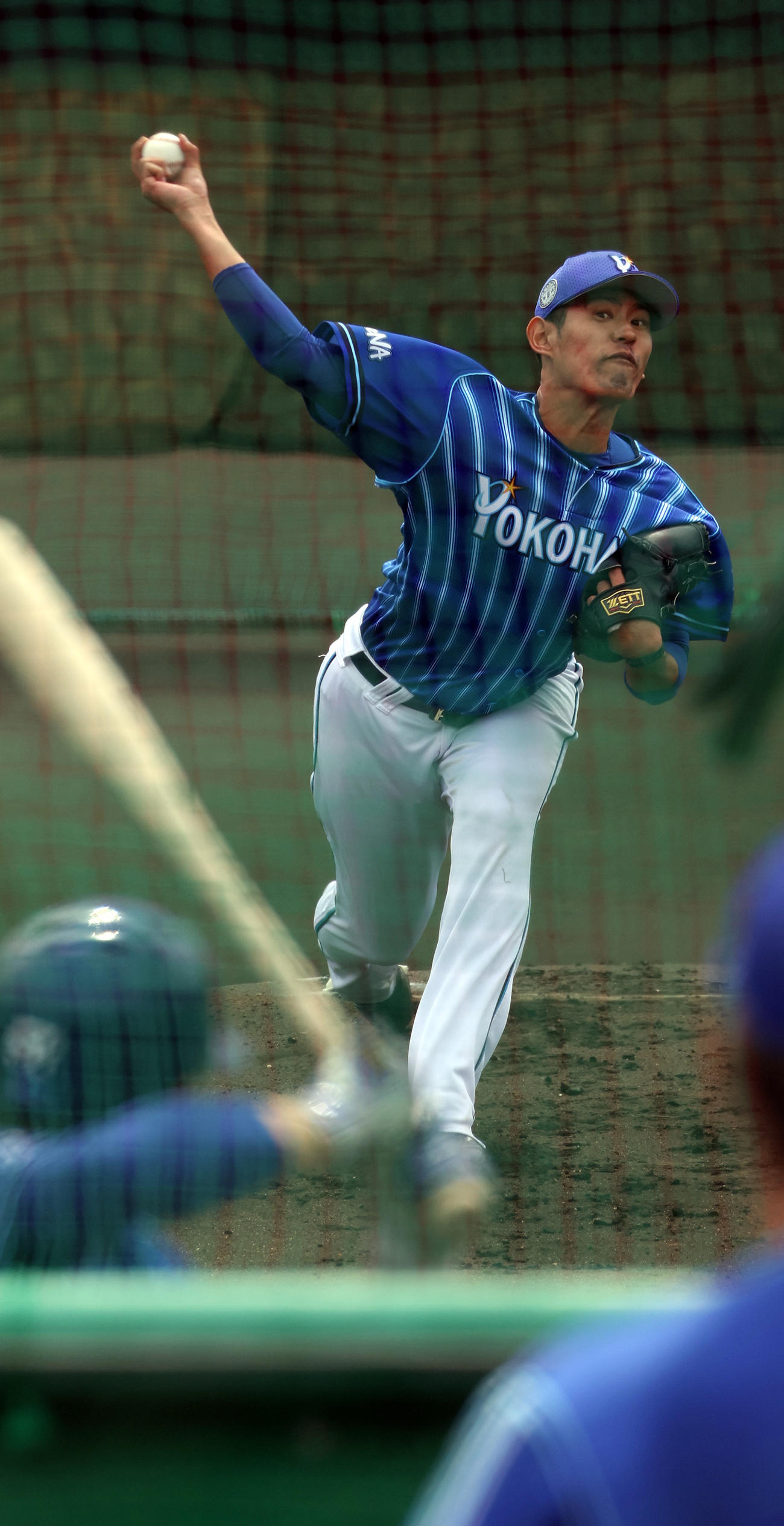 2軍のシート打撃で登板するDeNA井納（撮影・大野祥一）