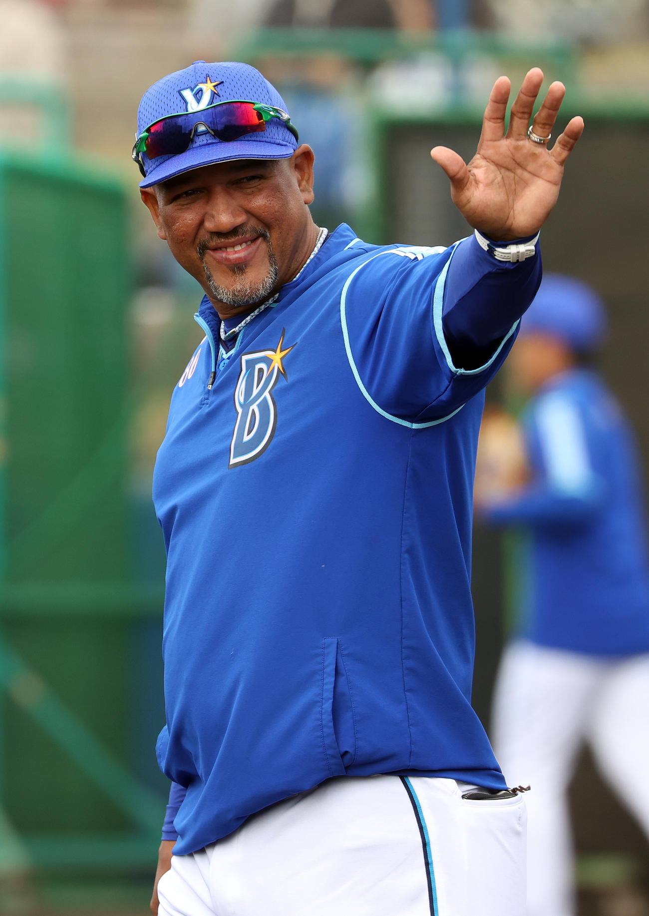ファンに手を振るDeNAラミレス監督（撮影・大野祥一）