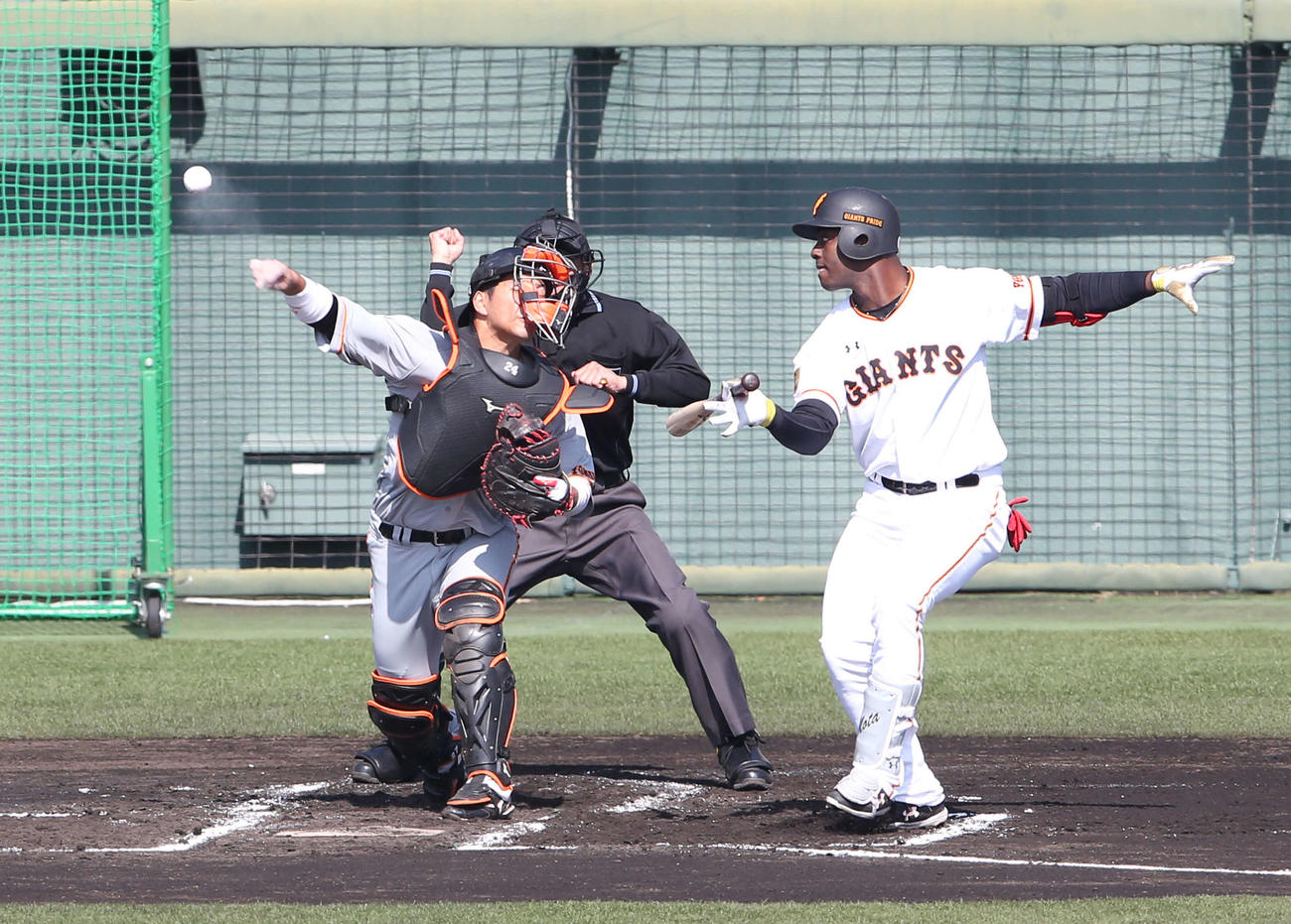 白組対紅組　1回裏白組1死一塁、増田大の二盗を阻止する大城。打者モタ（撮影・河野匠）