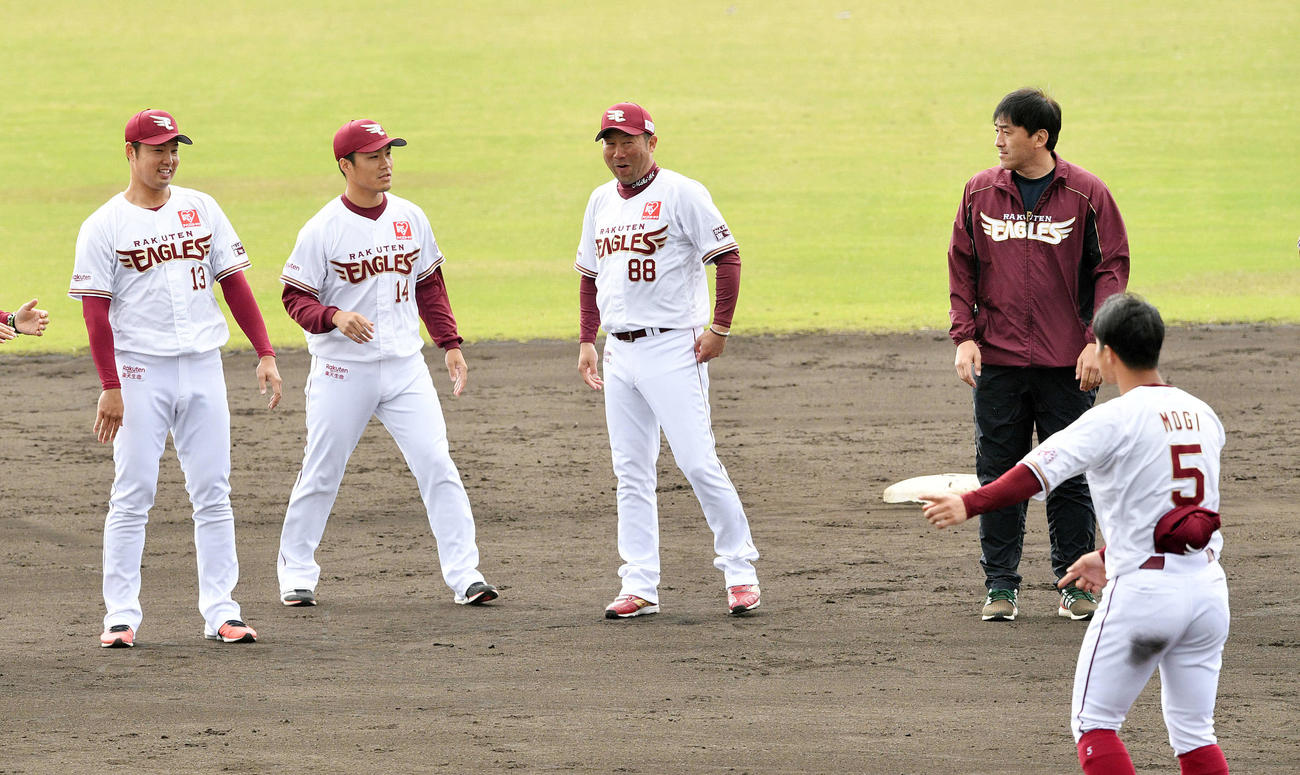 久米島キャンプを打ち上げ一本締め後に三木監督（後方右から2人目）は則本昂（左から2人目）にあいさつを勧めるも断られ苦笑い