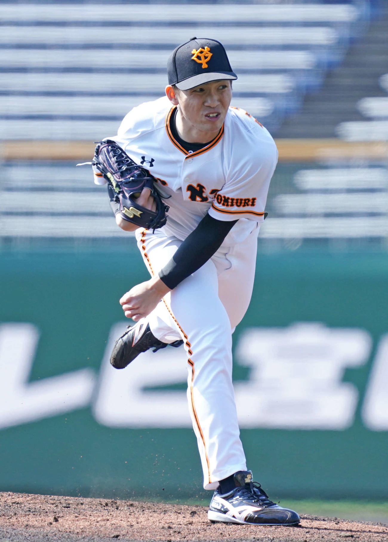 紅組対白組　1回、力投する白組先発の高橋（撮影・加藤諒）