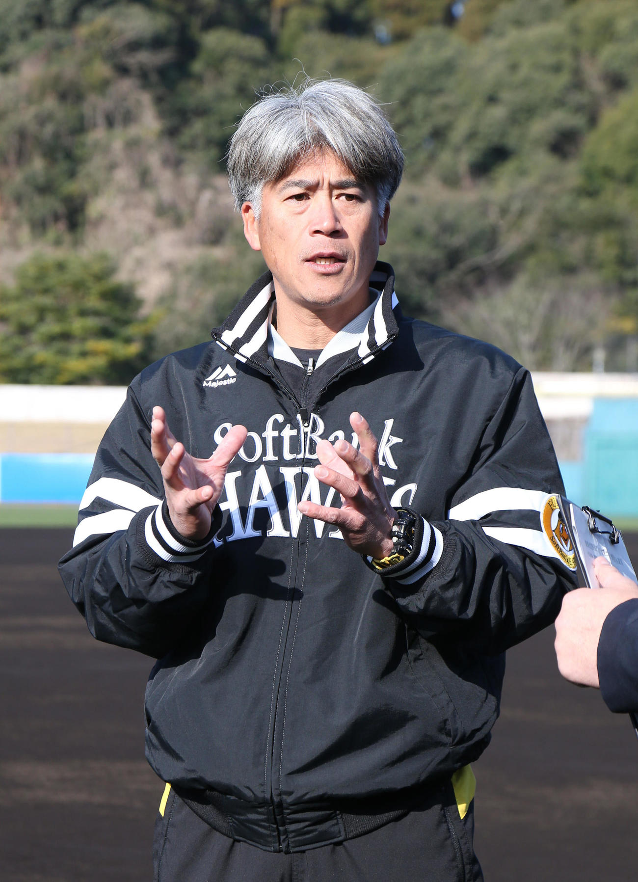 談笑する城島球団会長付特別アドバイザー（撮影・栗木一考）