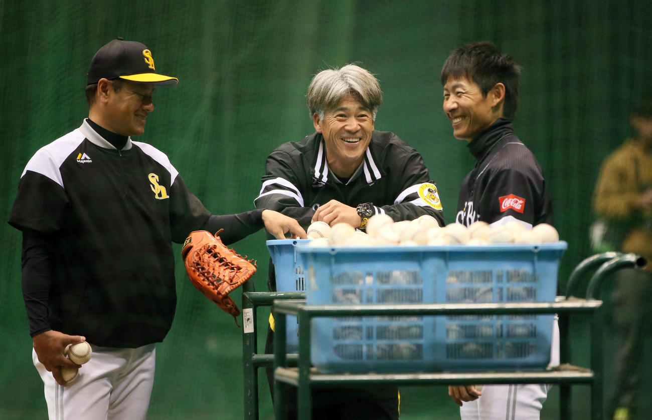 村松コーチ（左）と本多コーチ（右）と話す城島球団会長付特別アドバイザー（撮影・栗木一考）