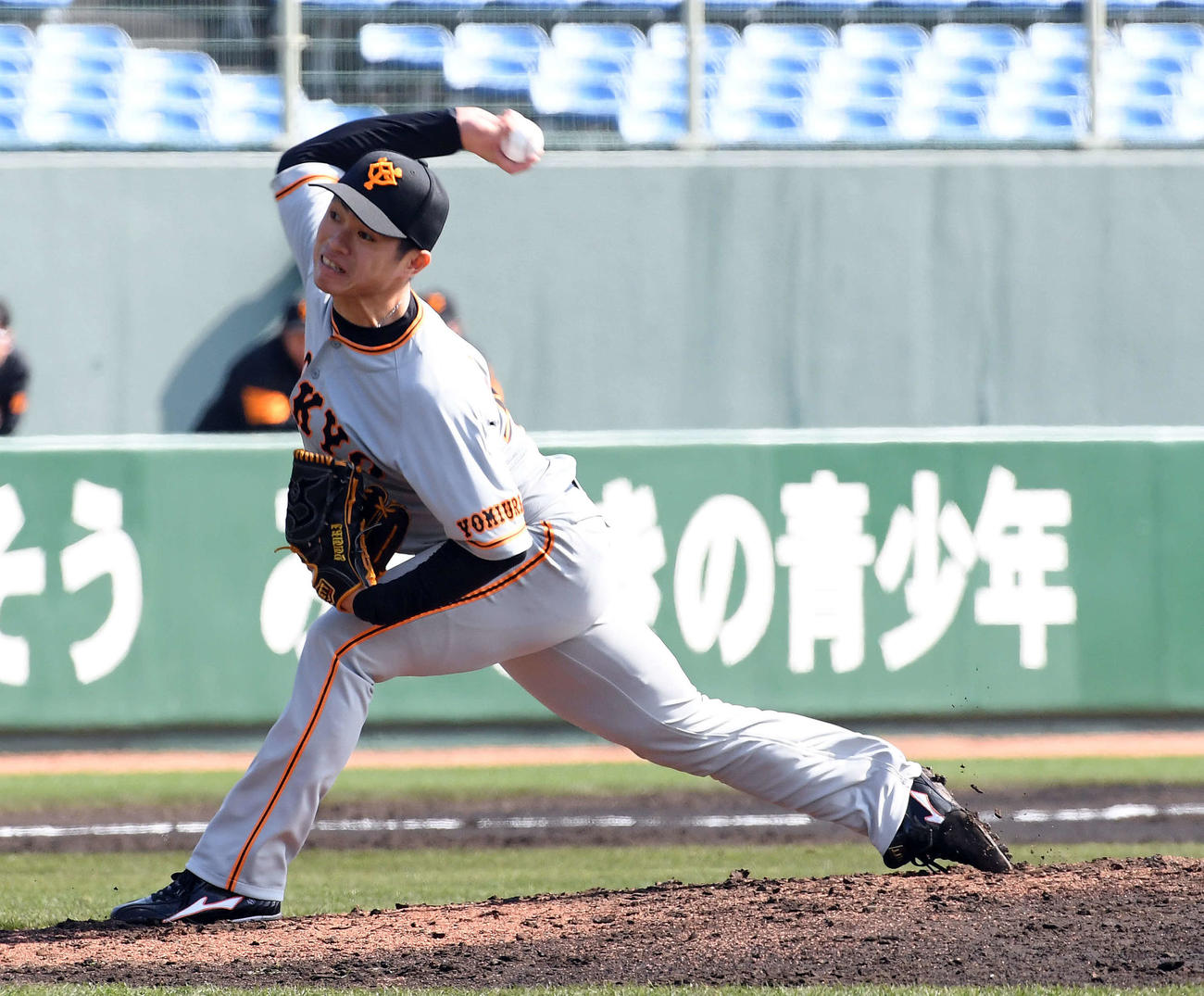 紅白戦　3回からマウンドに上がった紅組古川（撮影・たえ見朱実）
