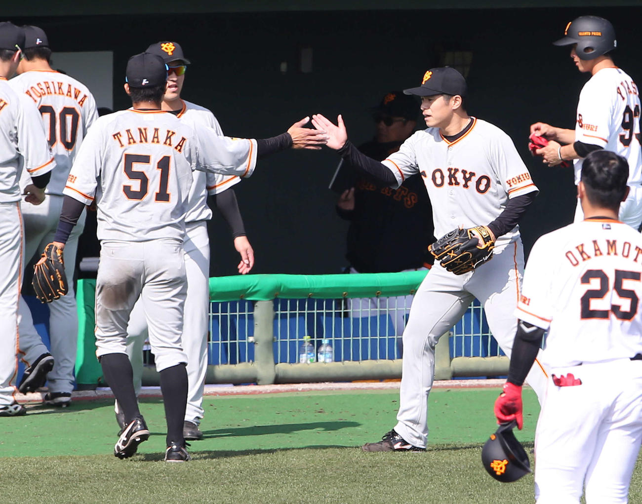 白組対紅組　4回裏を3者凡退に抑えた古川（右）は田中俊とタッチをかわす（撮影・河野匠）