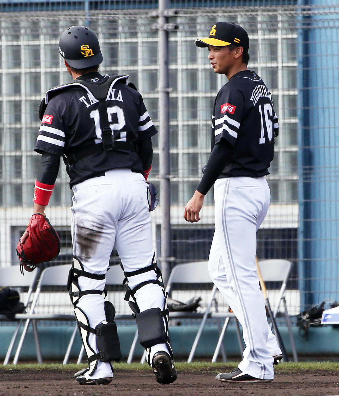 ソフトバンク情報　高谷（左）と話す東浜（撮影・栗木一考）