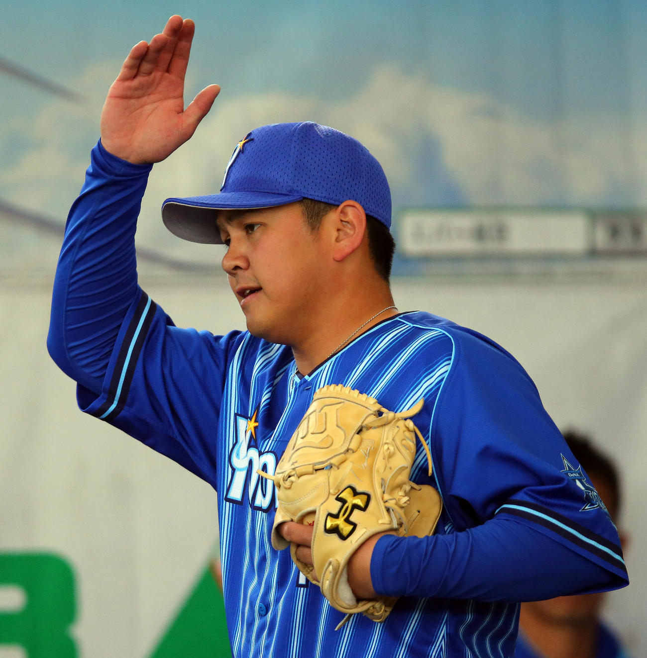 ブルペンで捕手に投げるコースを伝えるDeNA山崎（撮影・大野祥一）