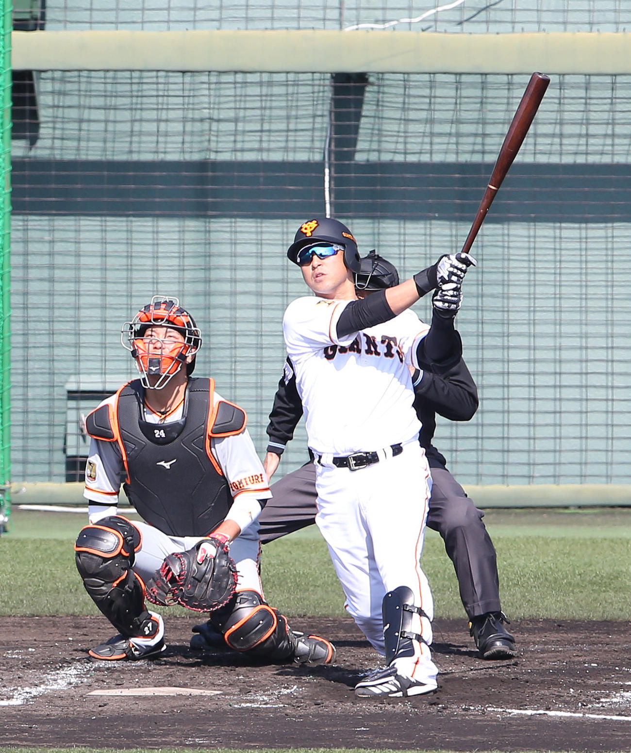 白組対紅組　2回裏白組1死、右越え二塁打を放つ中島（撮影・河野匠）