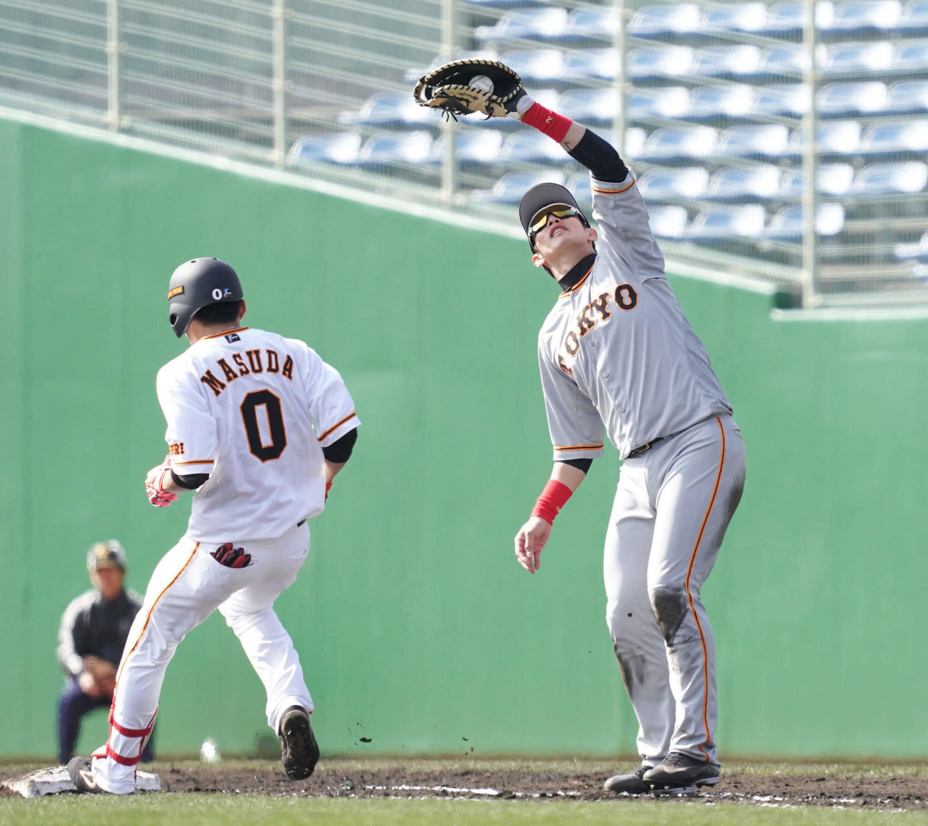 紅組対白組　4回裏白組無死、増田大の邪飛を捕球する一塁手陽（撮影・加藤諒）