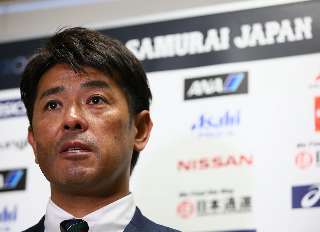 西武キャンプ視察を終え取材に応じる侍ジャパン稲葉監督（撮影・足立雅史）