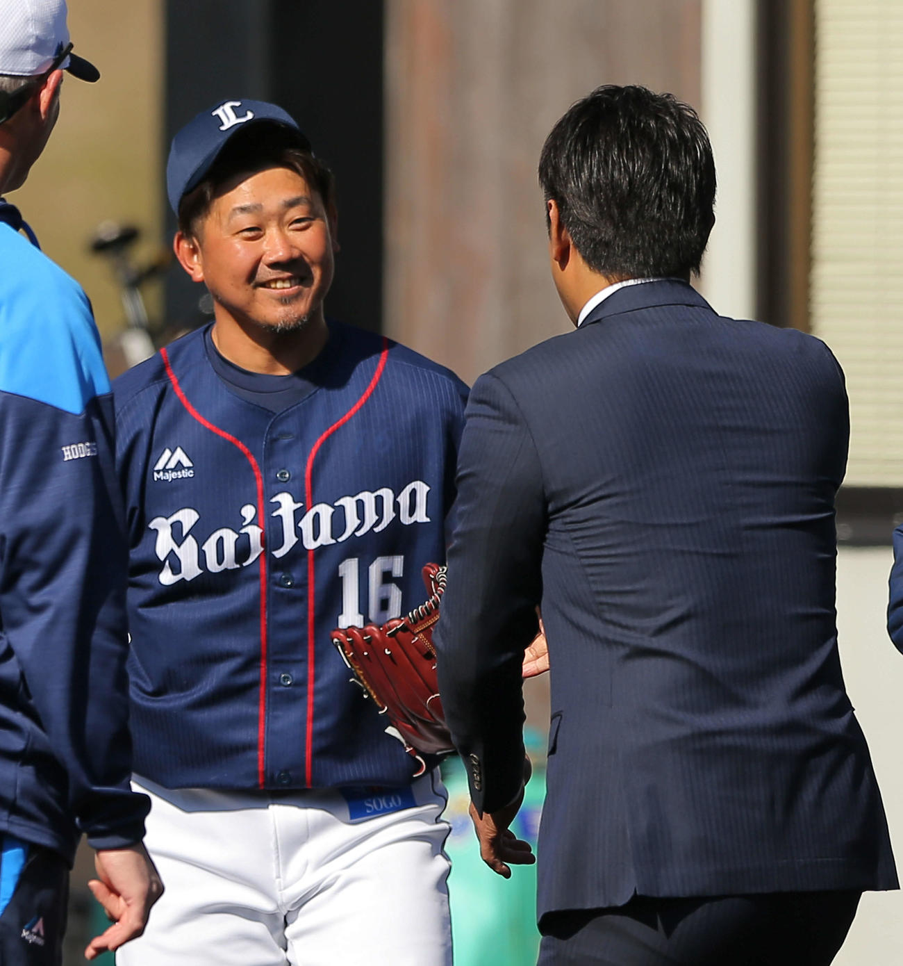 視察に訪れた侍ジャパン稲葉監督（右）と笑顔で言葉を交わす西武松坂（撮影・河田真司）