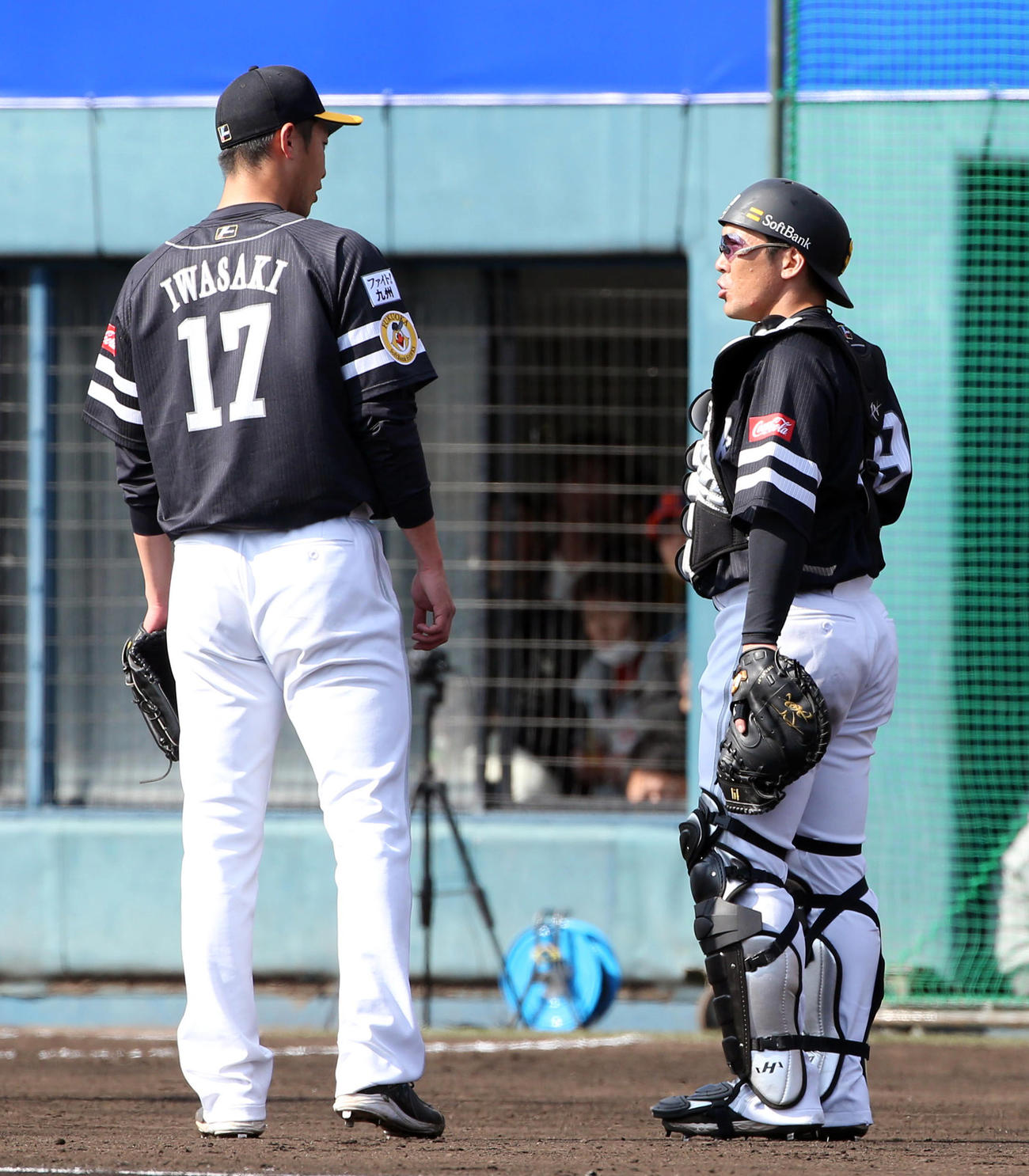 シート打撃に登板した岩崎（左）と話す甲斐（撮影・栗木一考）