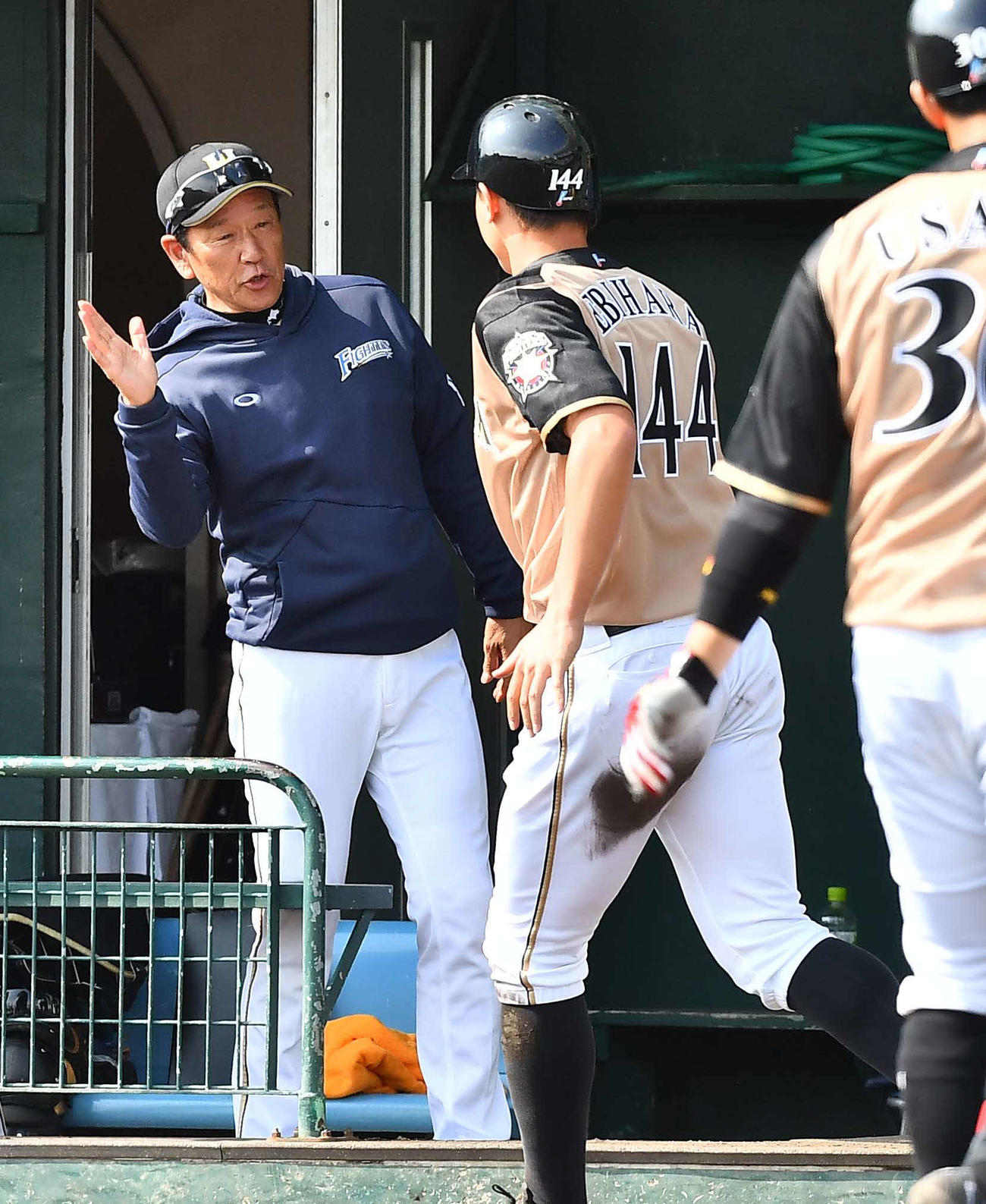 万波中正の中前適時打で生還した海老原一佳（右）をハイタッチで出迎える栗山英樹監督（撮影・上田博志）