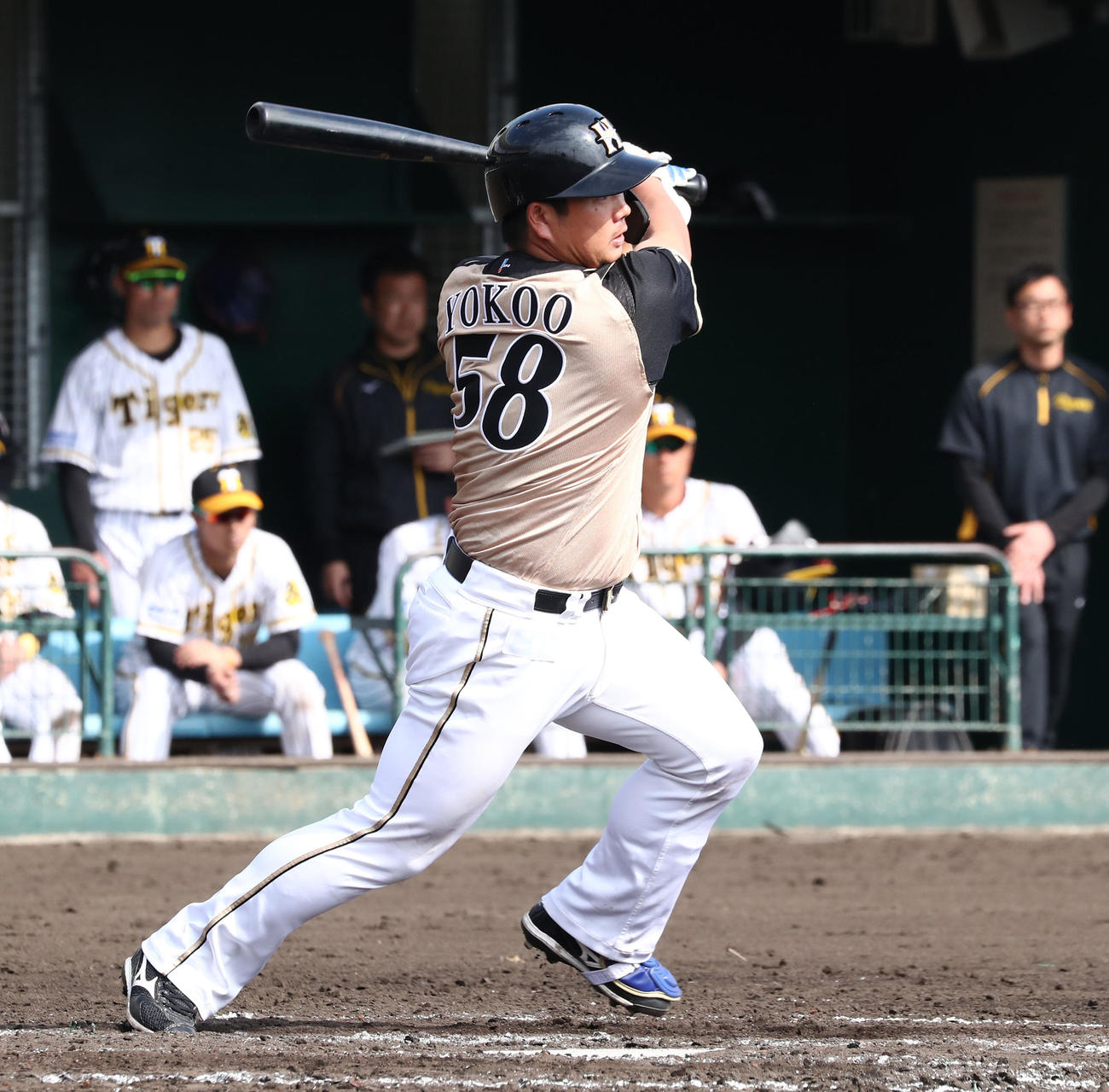 阪神対日本ハム　5回表日本ハム2死一、二塁、中前適時打を放つ横尾（撮影・黒川智章）