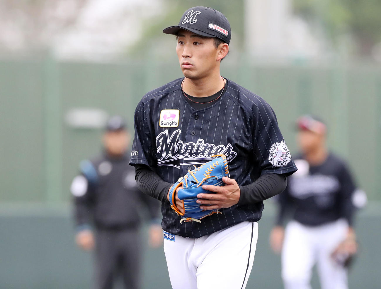 ロッテ対楽天モンキーズ　初回を無失点に抑え淡々とした表情でグラブをたたくロッテ先発の小島（撮影・垰建太）
