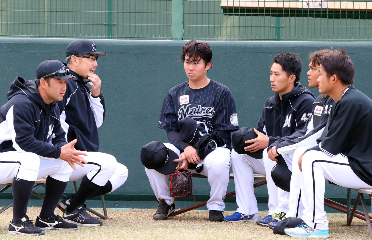 ロッテ対楽天モンキーズ　試合後、登板した、右からロッテ山本、佐々木千、小島、原は吉井投手コーチ（左から2人目）の話を聞く（撮影・垰建太）