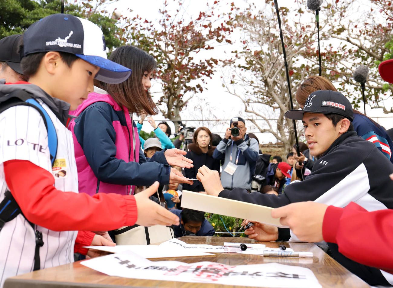 ロッテ対楽天モンキーズ　試合後、サイン会を行うロッテ佐々木朗（右上）（撮影・垰建太）