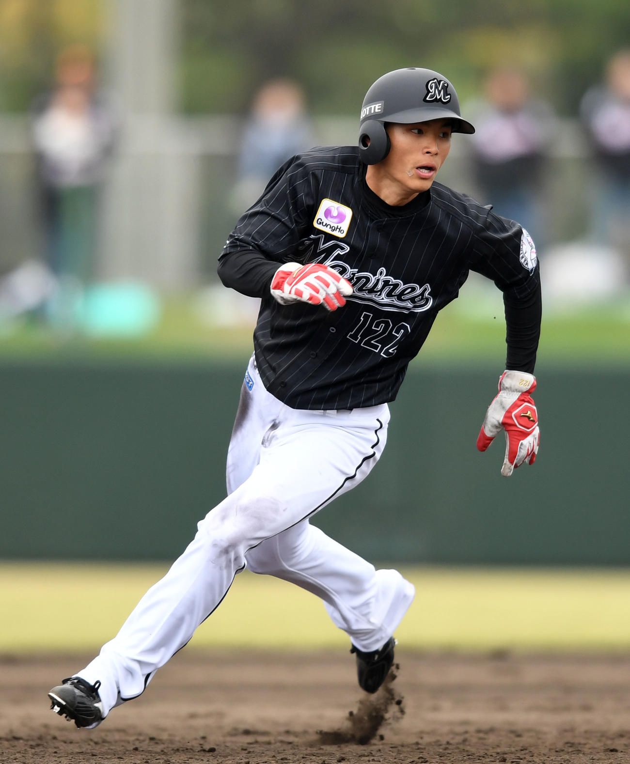 練習試合　ロッテ対楽天モンキーズ　9回表ロッテ2死一塁、後逸の間に三塁へ向かう和田（撮影・横山健太）