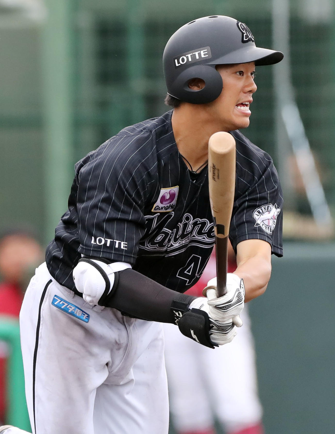 ロッテ対楽天モンキーズ　9回表ロッテ2死二、三塁、勝ち越しの適時打を放つ福田光（撮影・垰建太）