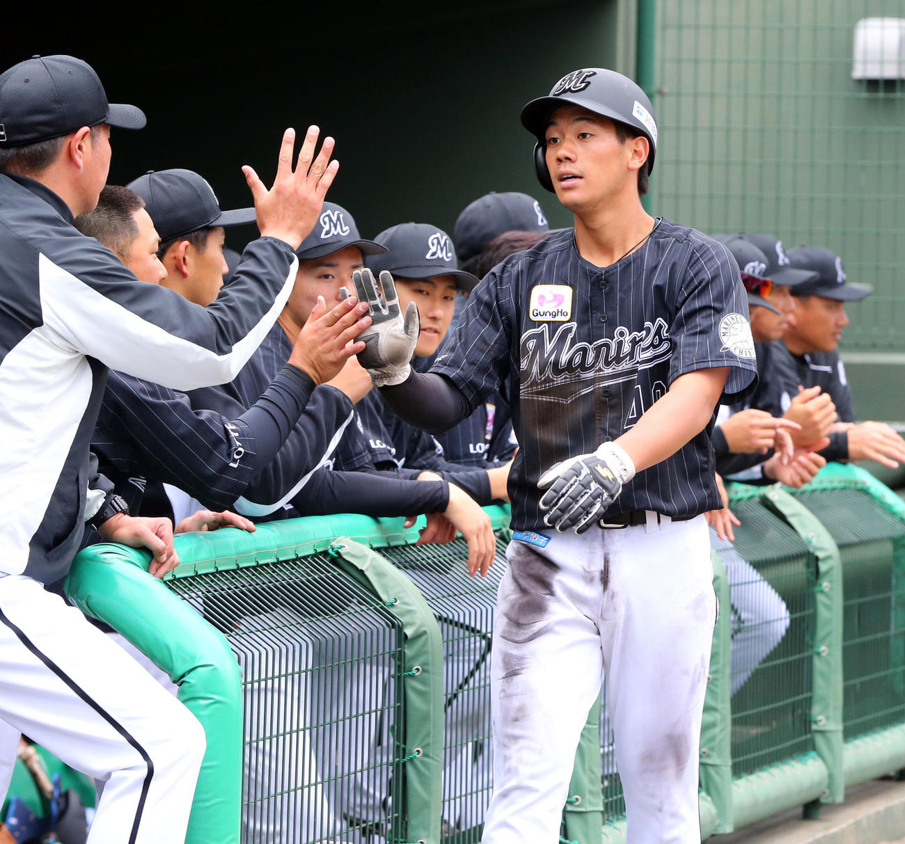 ロッテ対楽天モンキーズ　6回表ロッテ2死一塁、岡の本塁打で生還した福田光はナインの出迎えを受ける（撮影・垰建太）