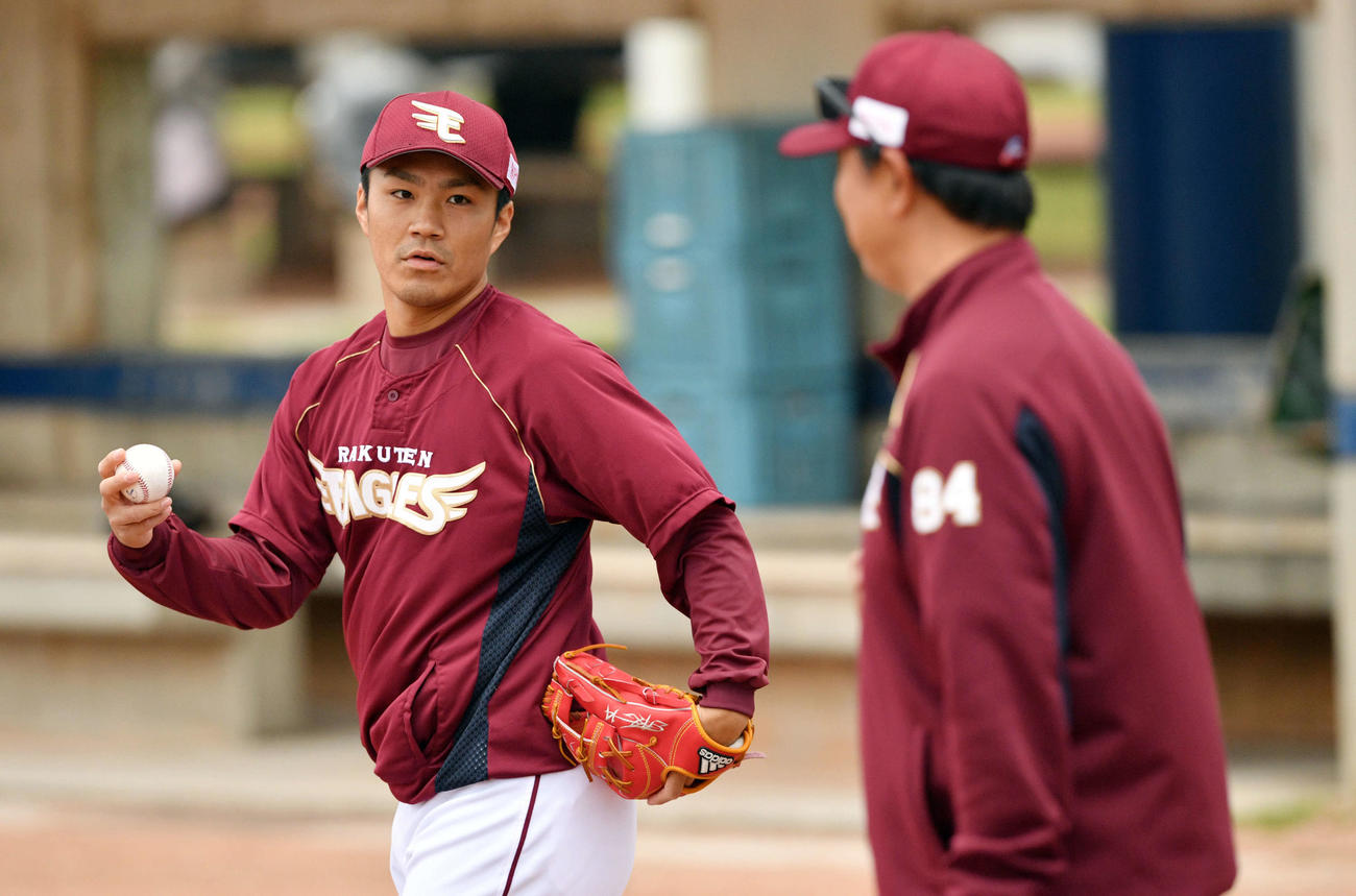 キャッチボール中に楽天則本昂（奥）は伊藤投手チーフコーチと話す