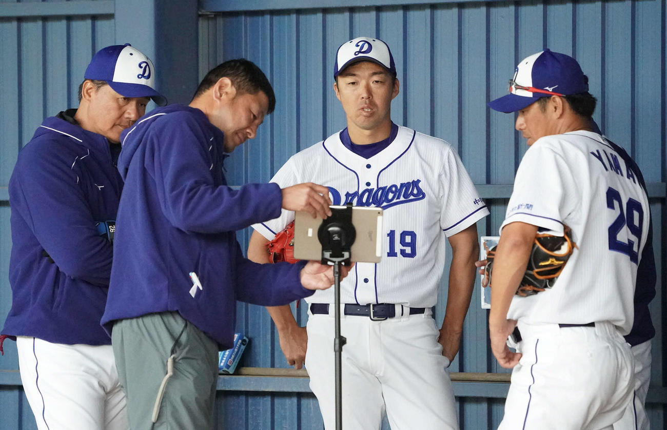 シート打撃に登板後、与田監督（左）らと自身の投球を確認する吉見（撮影・森本幸一）