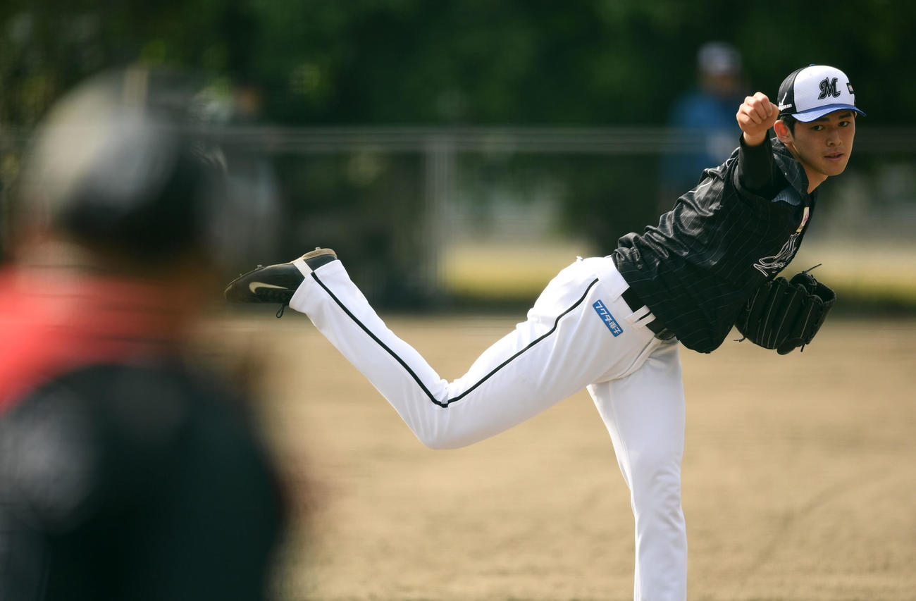 ブルペン捕手相手に18・44メートルの距離でキャッチボールするロッテ佐々木朗（撮影・横山健太）