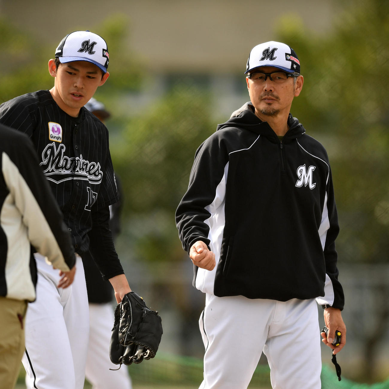会話を交わすロッテ佐々木朗（左）と吉井コーチ（撮影・横山健太）