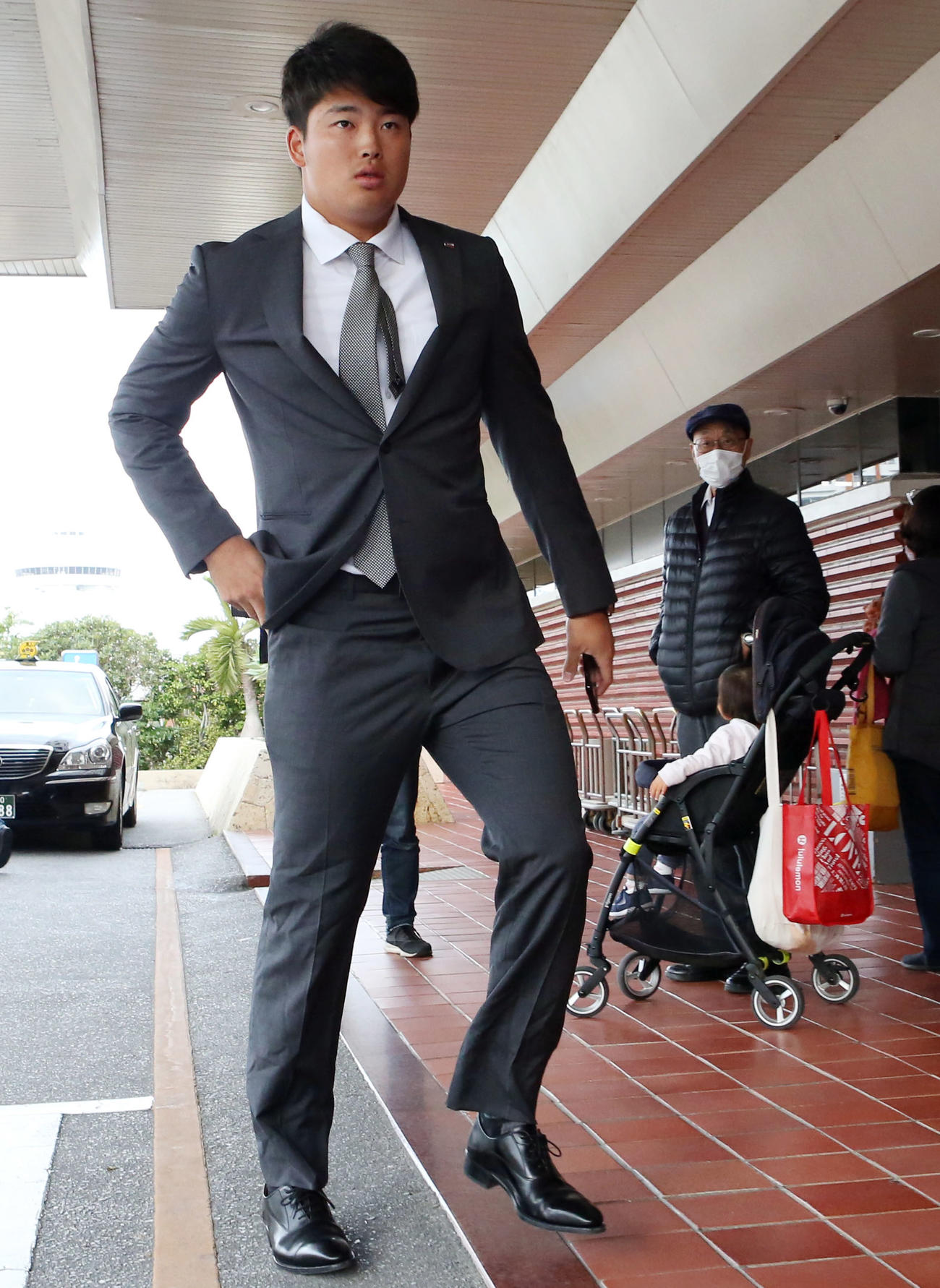 キャンプを離脱し、帰京のため、宿舎を出る村上（撮影・狩俣裕三）