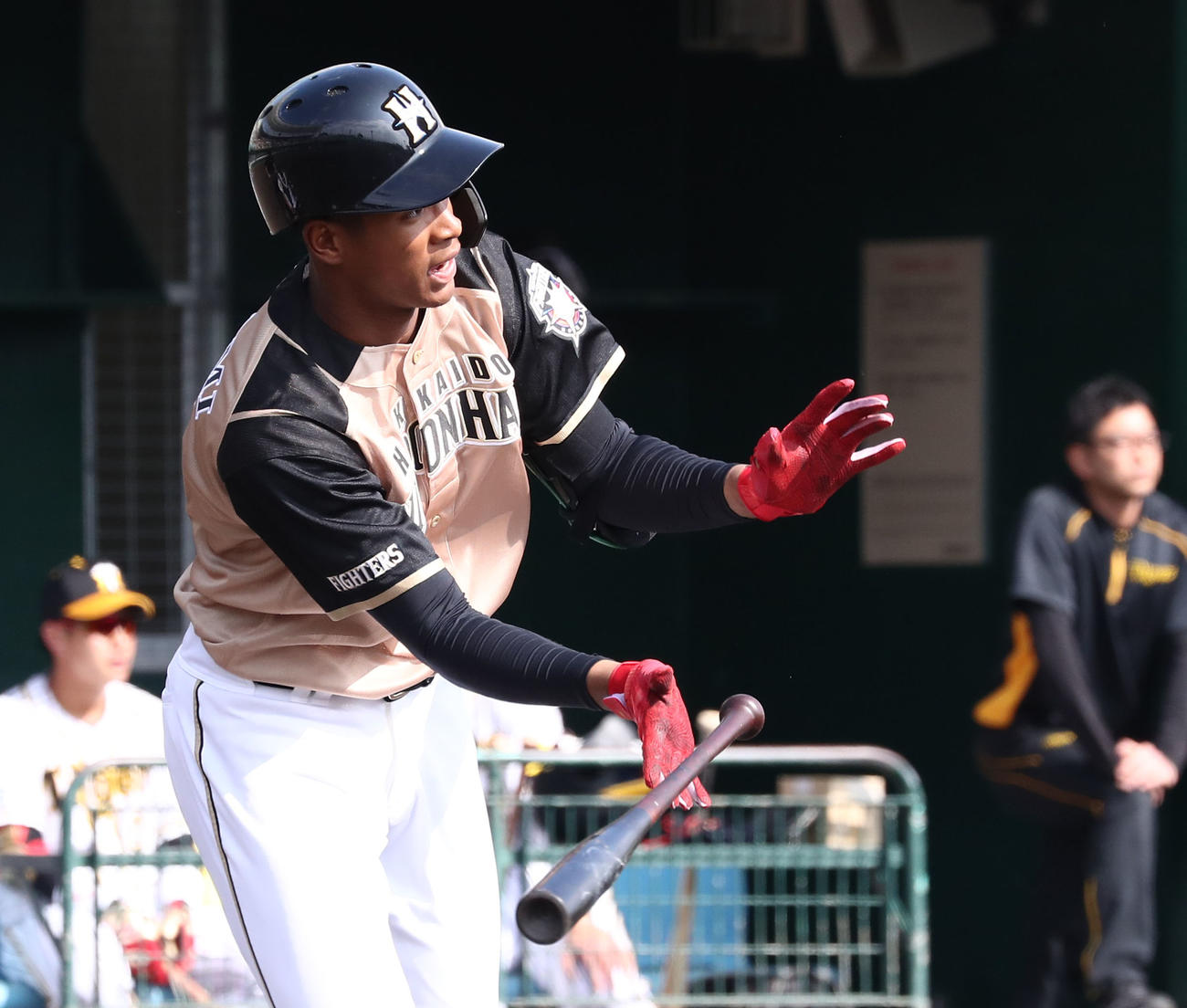 阪神対日本ハム　5回表日本ハム無死一、二塁、右前適時打を放つ万波（撮影・黒川智章）