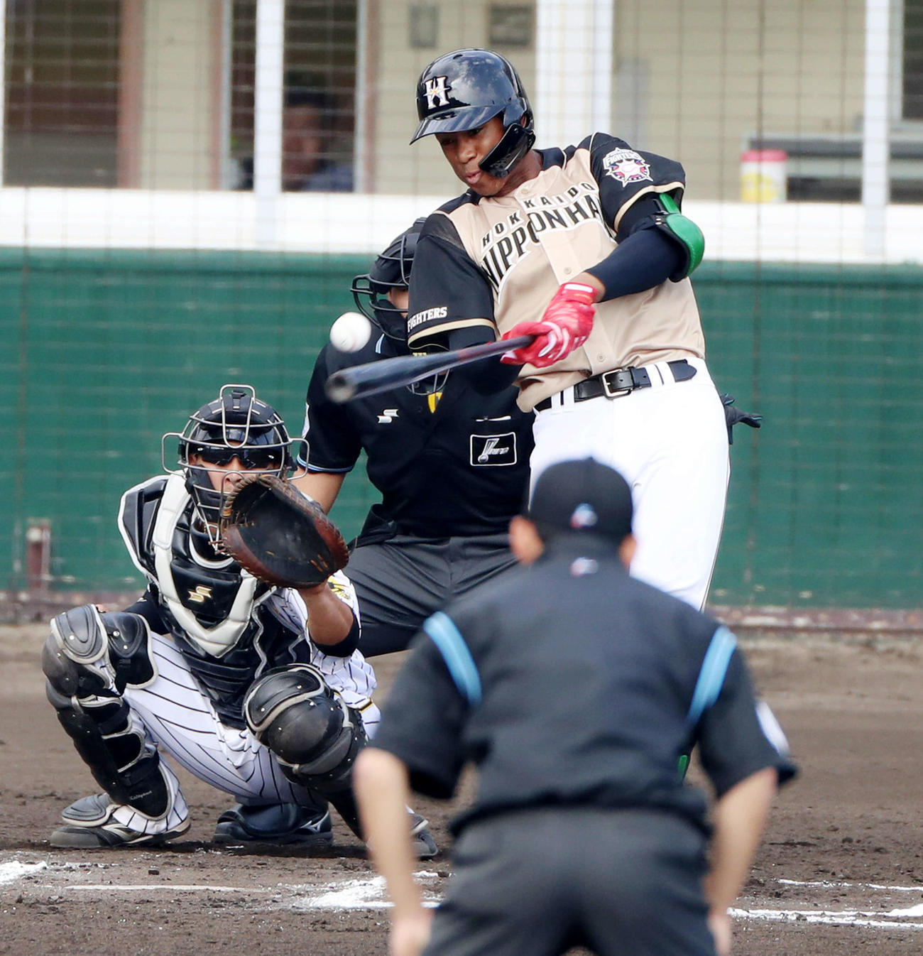 阪神対日本ハム　6回表日本ハム無死一、三塁、万波は左越え適時二塁打を放つ（撮影・加藤哉）
