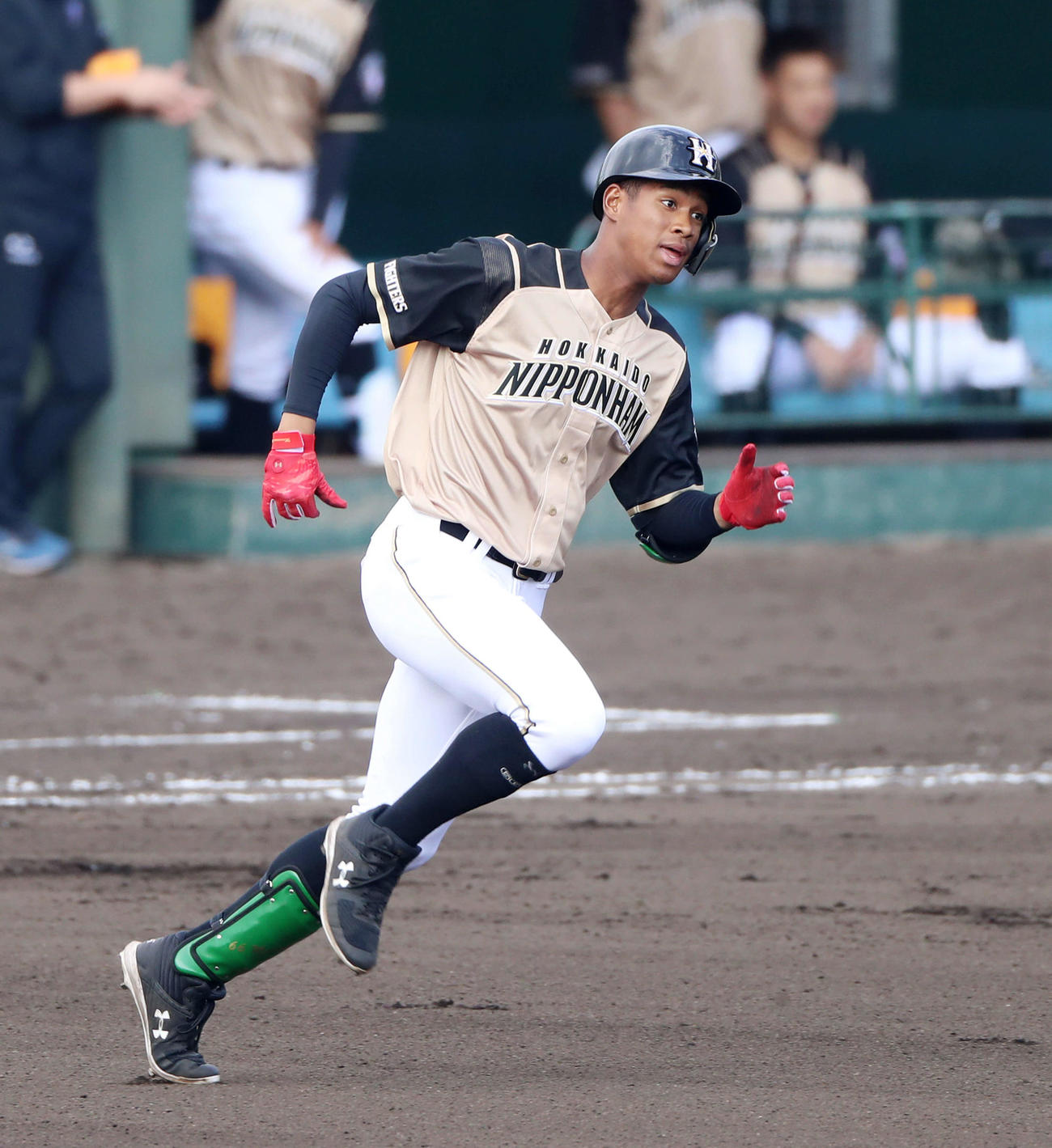 阪神対日本ハム　6回表日本ハム無死一、三塁、万波は左越え適時二塁打を放つ（撮影・加藤哉）