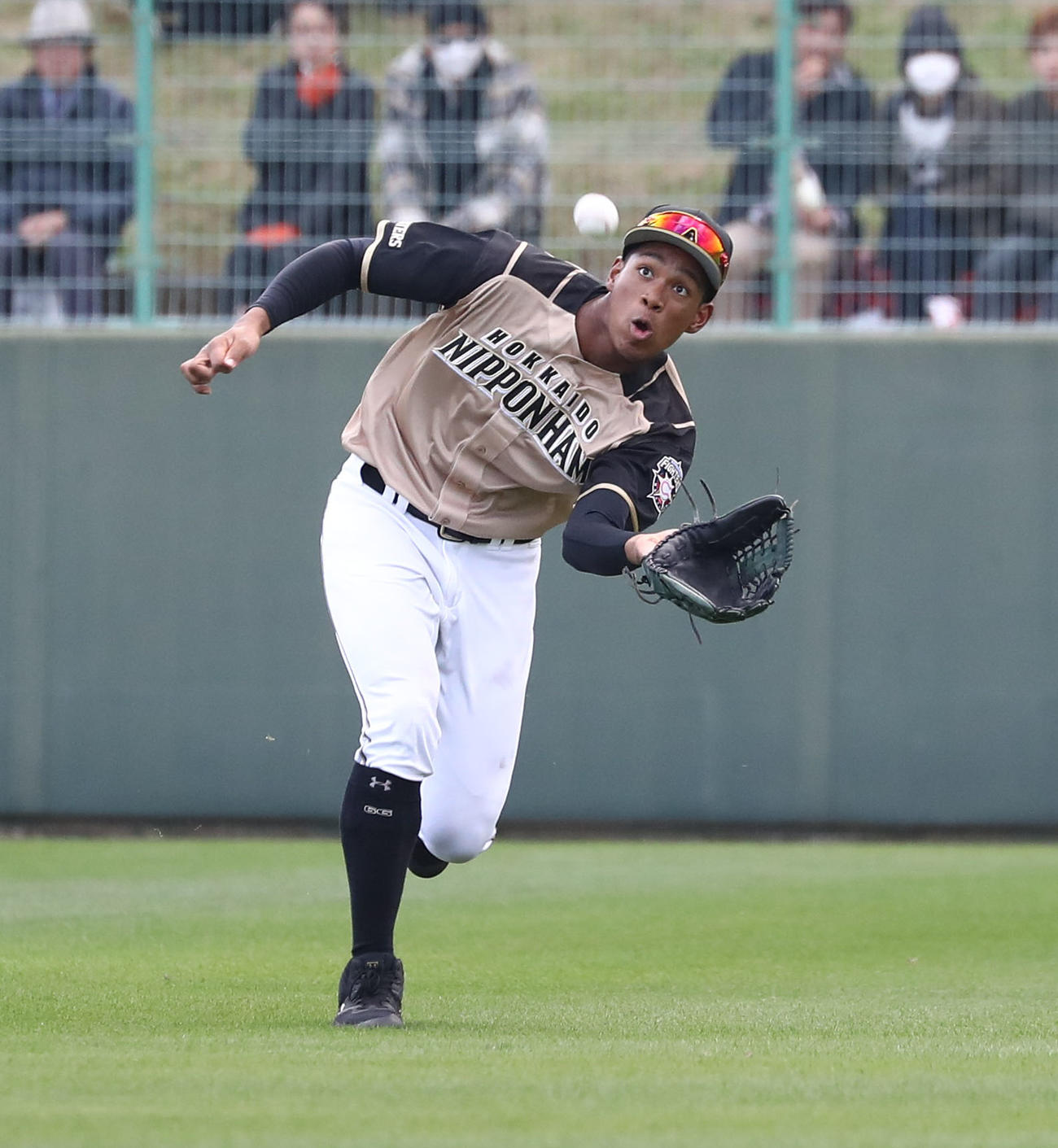 阪神対日本ハム　7回裏阪神1死、北條の打球を捕球する万波（撮影・黒川智章）