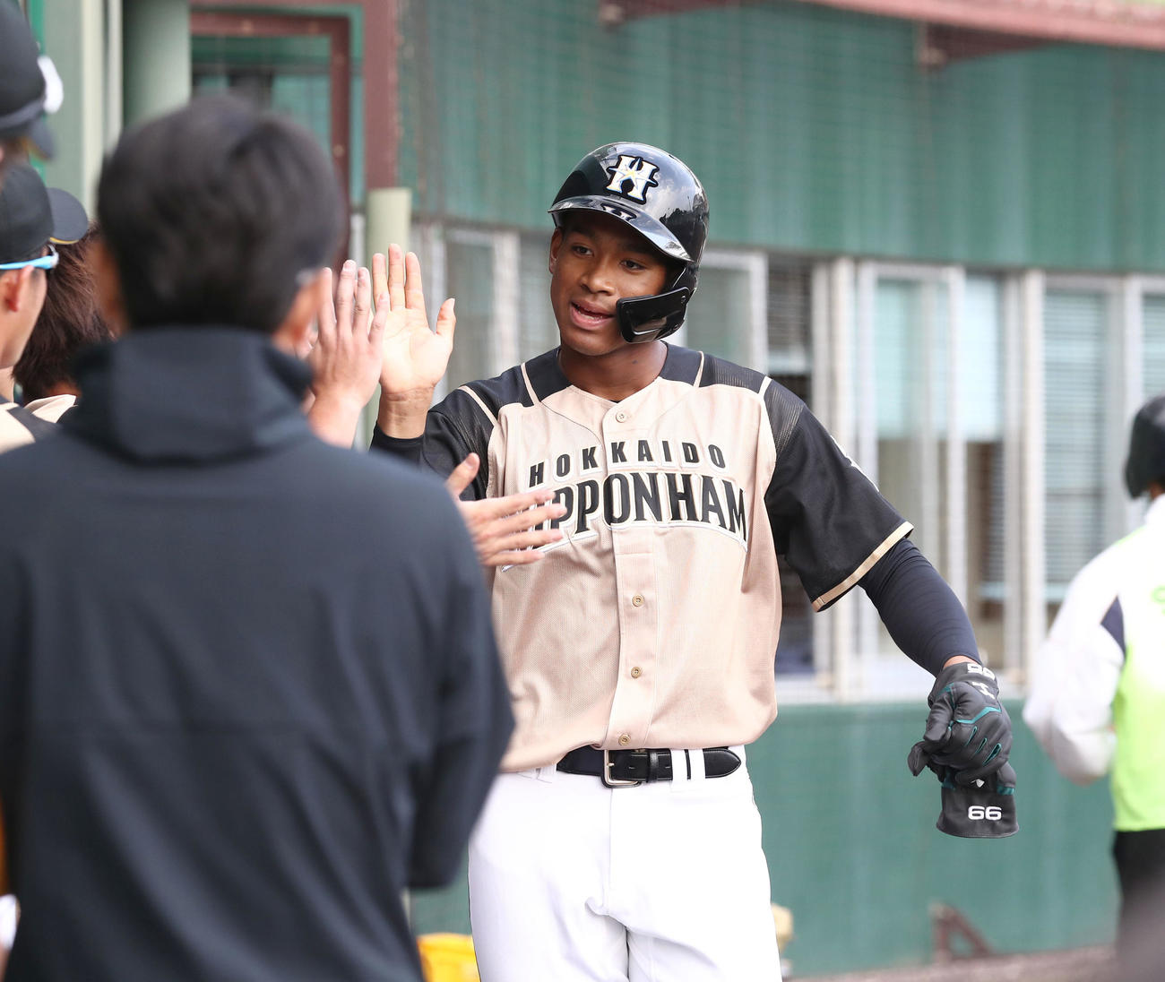 阪神対日本ハム　6回表、生還しナインに出迎えられる万波（撮影・黒川智章）