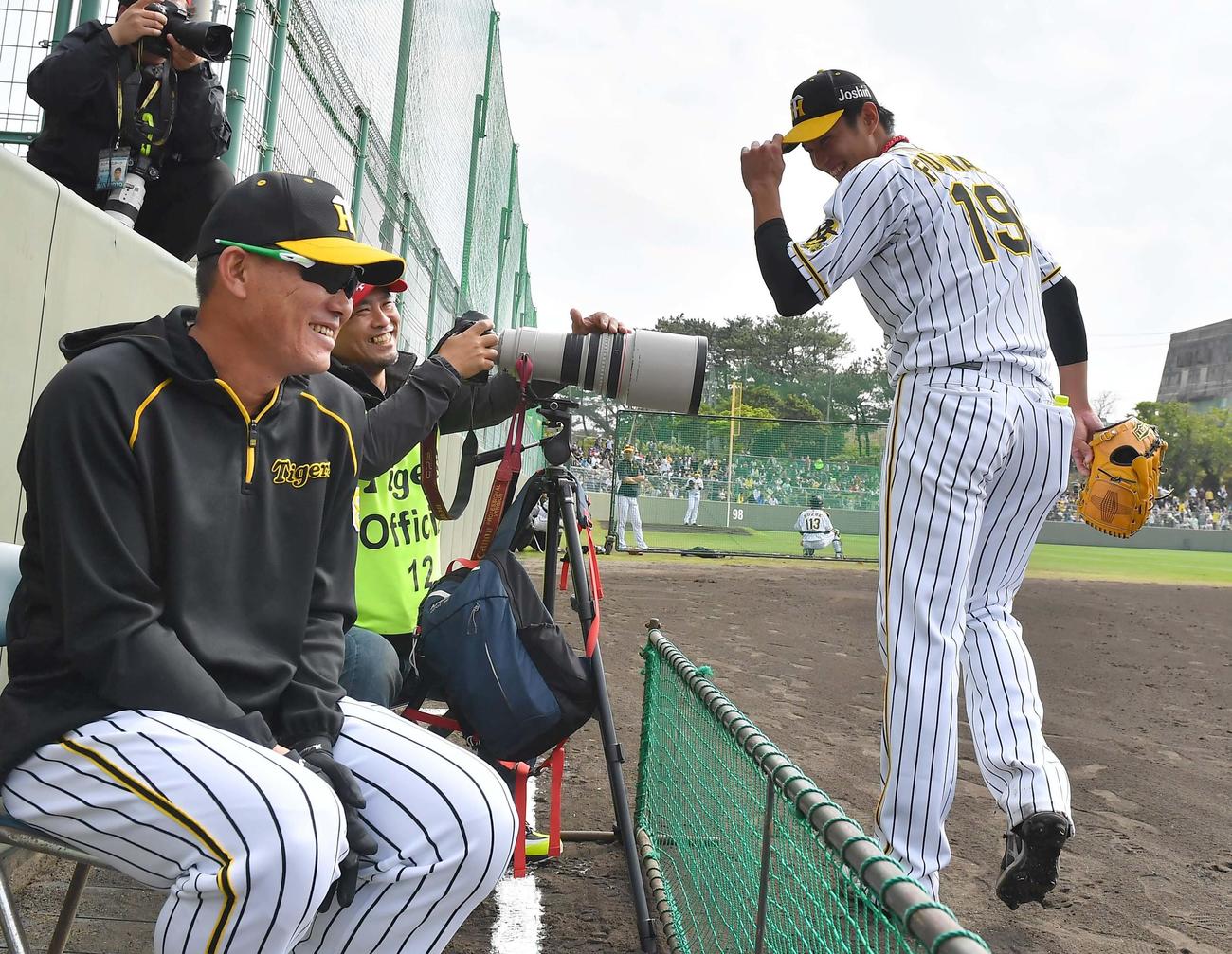 阪神対日本ハム　2回を無失点に抑えた藤浪（右）にカメラマン席から「ナイスピッチング」と声を掛ける福留（撮影・上田博志）