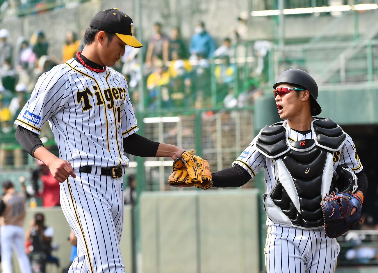 阪神対日本ハム　立ち上がりを無失点に抑え坂本（右）とグラブタッチする藤浪（撮影・上田博志）