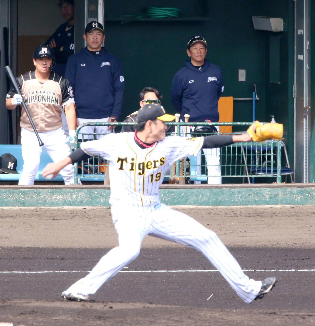 阪神対日本ハム　藤浪の投球をベンチから見る日本ハム・栗山監督（右）（撮影・上山淳一）
