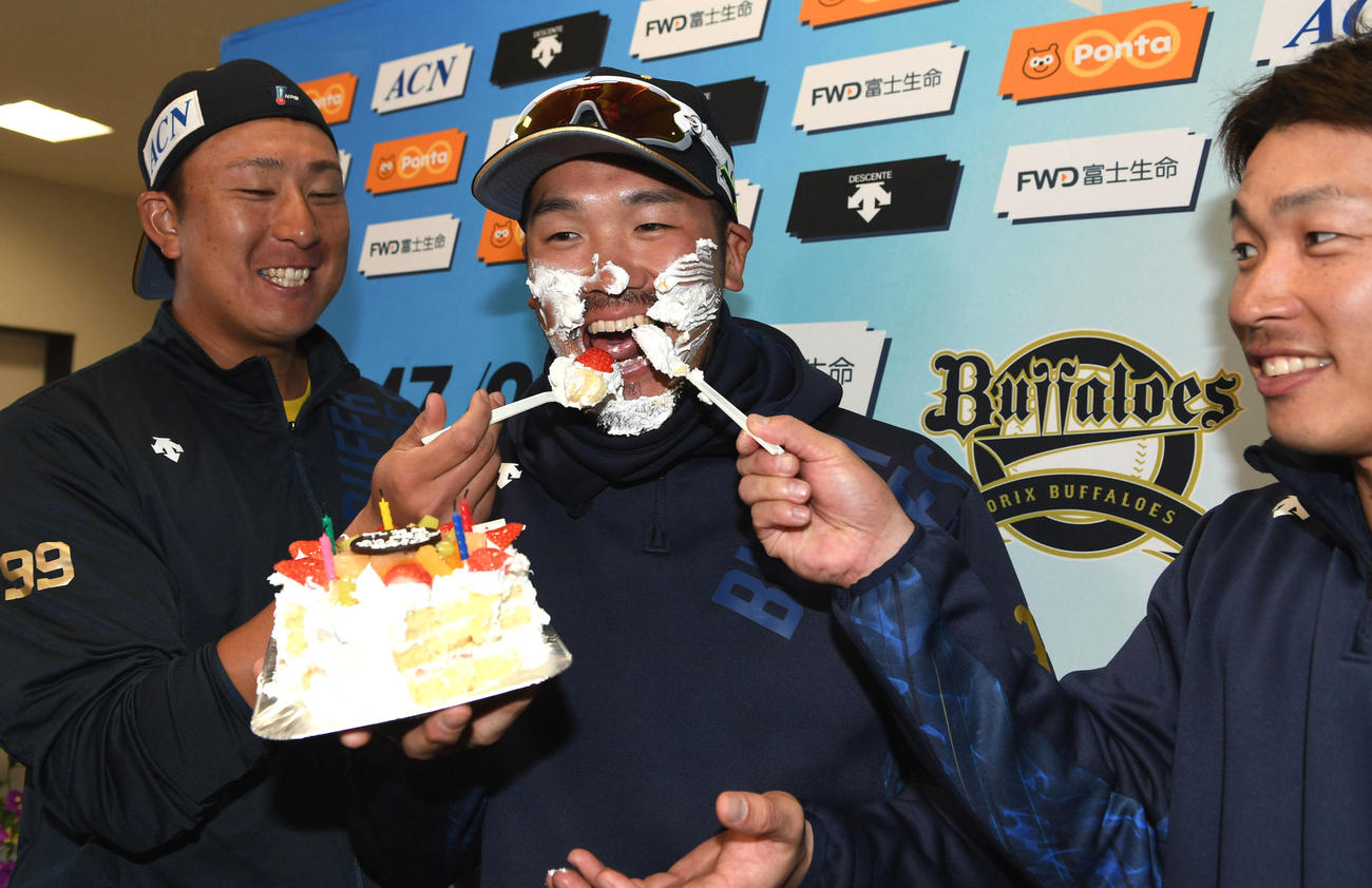 32歳の誕生日に杉本（左）、安達（右）から手荒い祝福を受けるT－岡田（撮影・前岡正明）